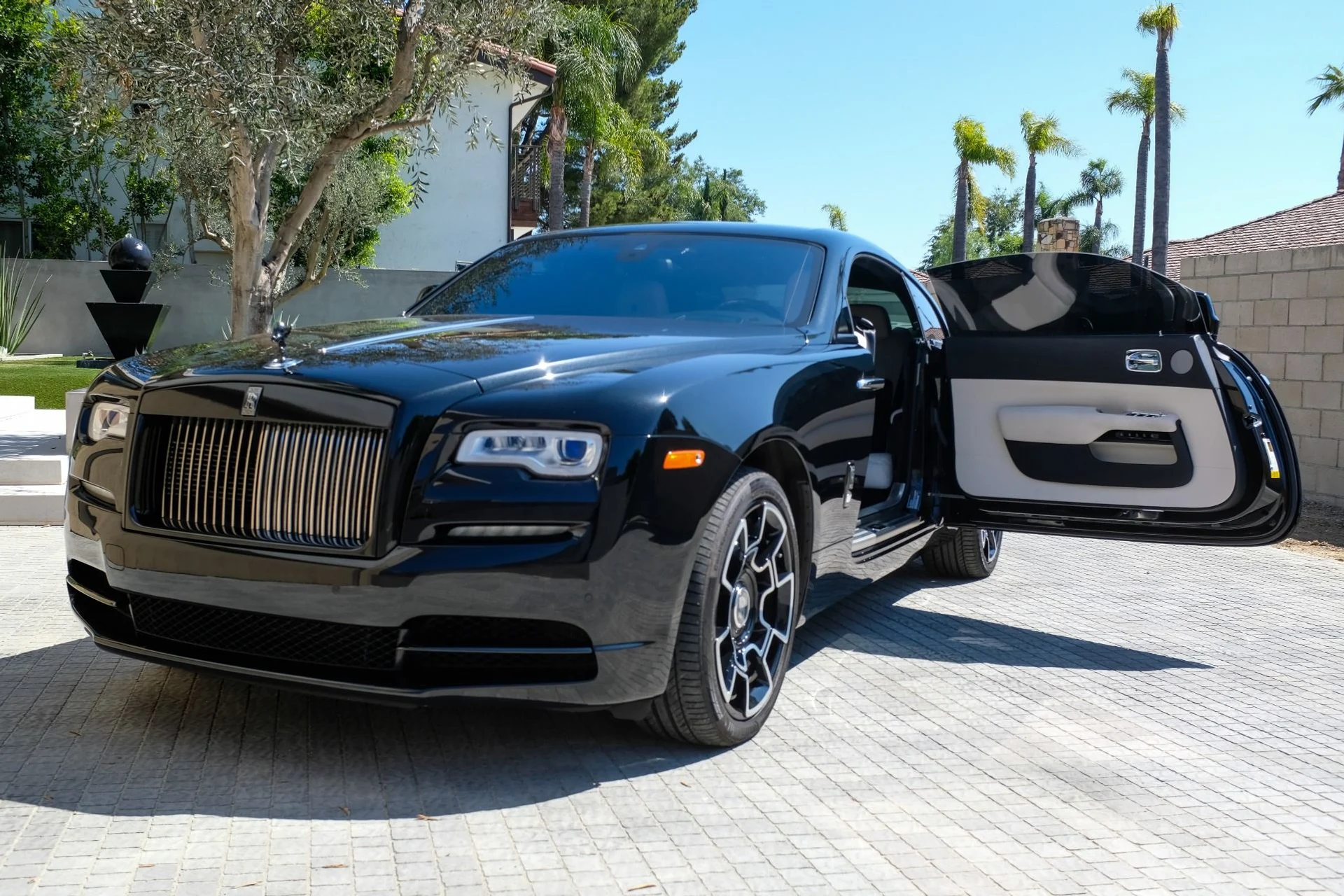 mph002_1972076684_Used_2017_Rolls_Royce_Wraith_1753316399_275ced83bf