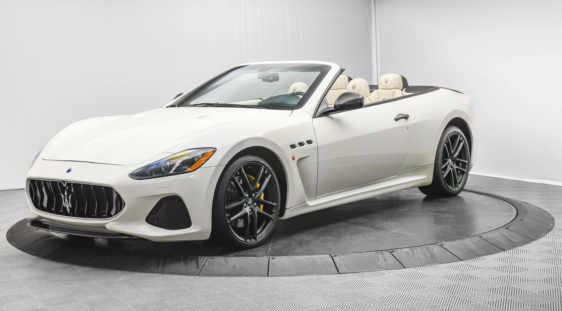 mph002_2006069002_Used_2018_Maserati_Gran_Turismo_Convertible_MC_1755159318_eb8d1ebcc1