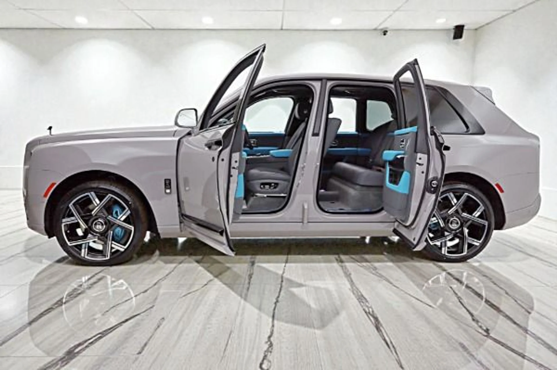 mph002_2114831156_New_2026_Rolls_Royce_Black_Badge_Cullinan_0a72cb6c52