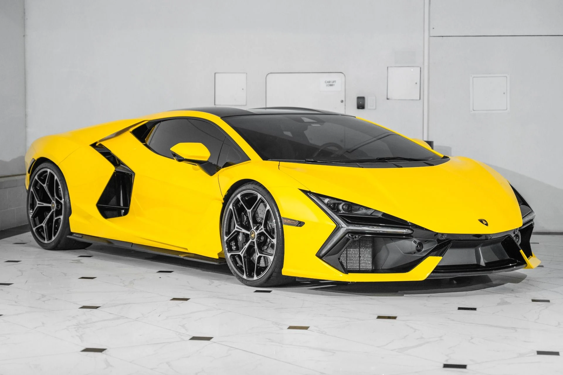 mph002_2119468239_Used_2024_Lamborghini_Revuelto_1760974364_af5afd8d55