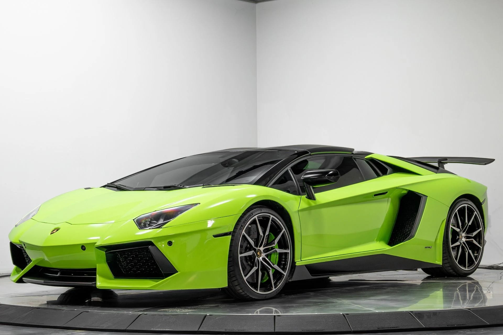mph002_2134682493_Used_2015_Lamborghini_Aventador_1764724114_57c96b5e82