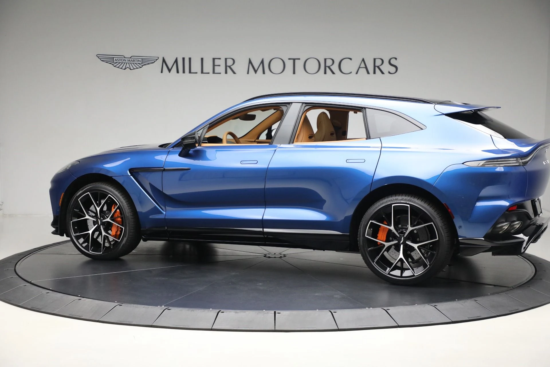 mph002_2136316852_New_2025_Aston_Martin_DBX_707_f7c8da27df