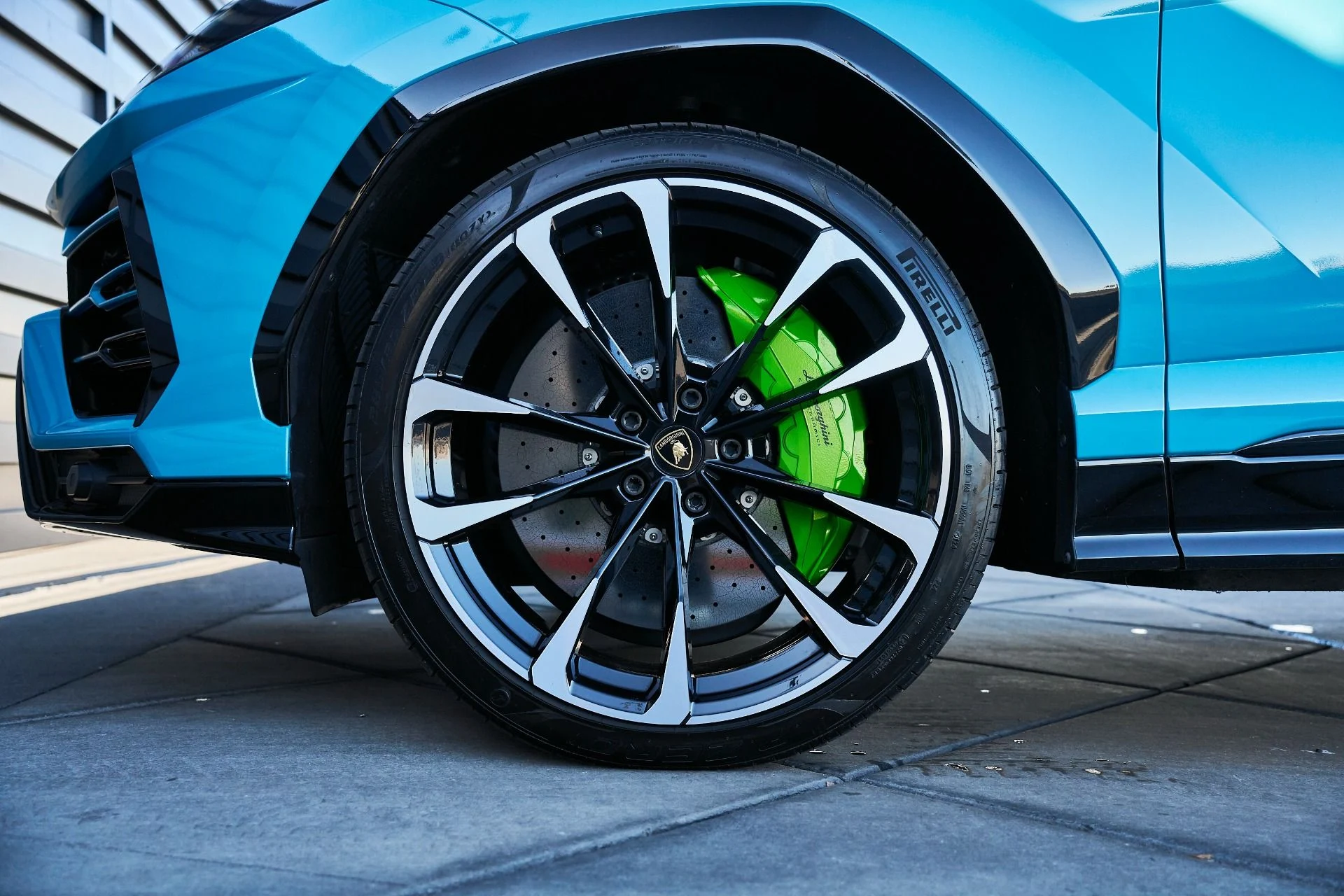 mph002_2151289275_Used_2021_Lamborghini_Urus_1765854426_e6bf6f2332