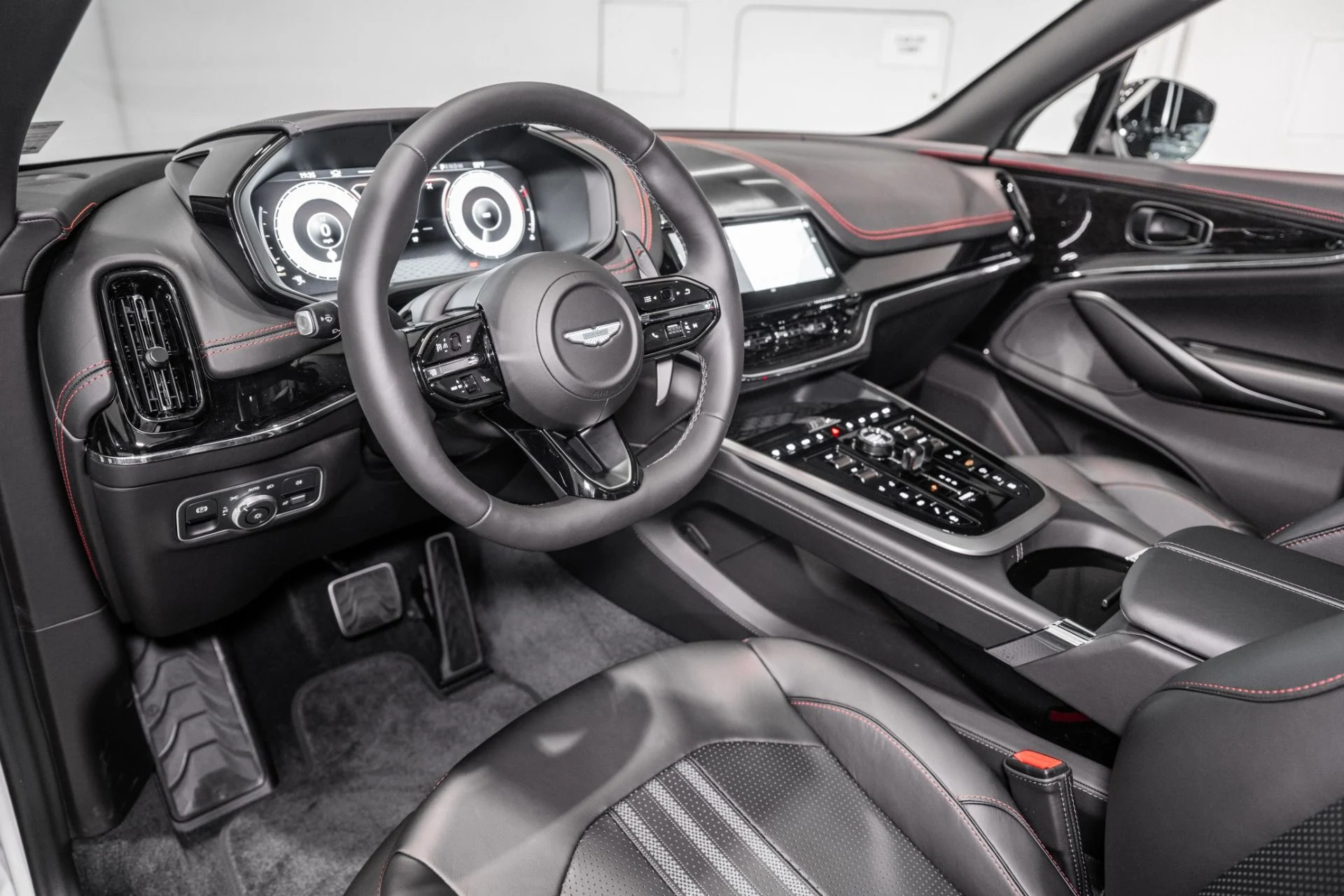 mph002_2165054020_New_2026_Aston_Martin_DBX_707_1765217762_19295d63c3