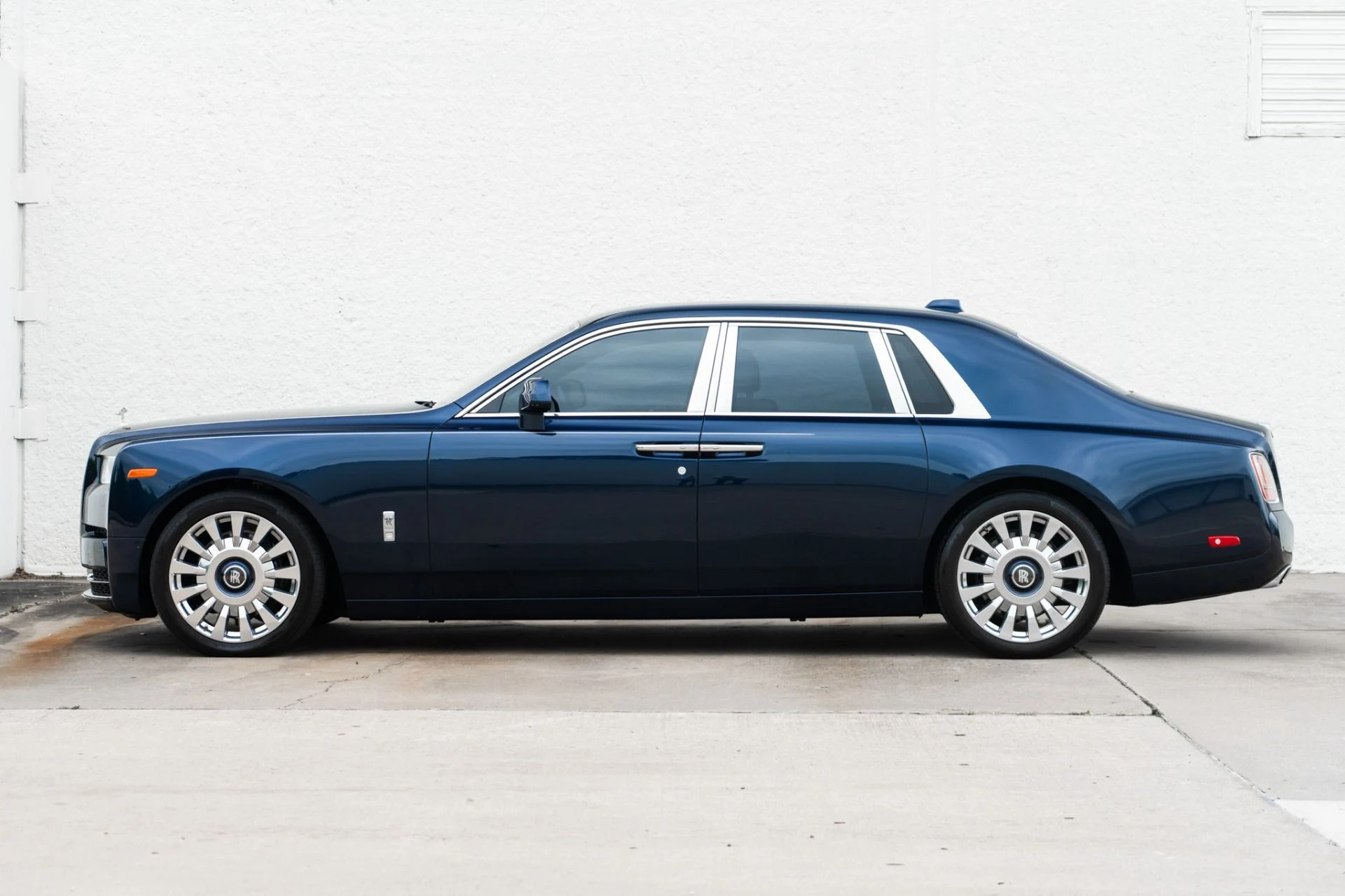 mph002_2200515202_Used_2022_Rolls_Royce_Phantom_1778012232_6864d50f8a