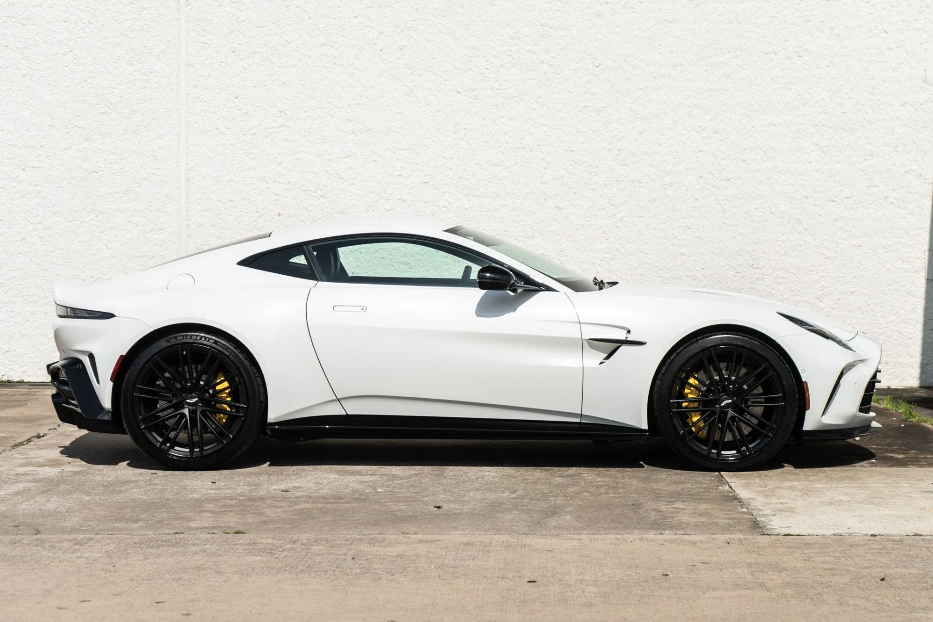 mph002_2216848992_Used_2025_Aston_Martin_Vantage_1778624093_3ad777db63