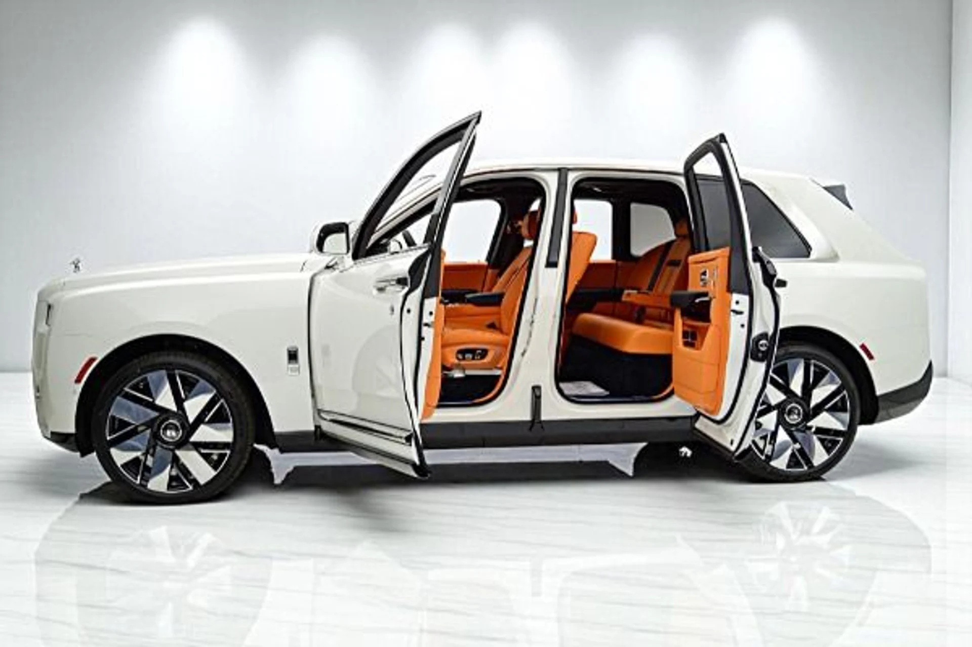 mph002_2219059533_New_2025_Rolls_Royce_Cullinan_284960a903