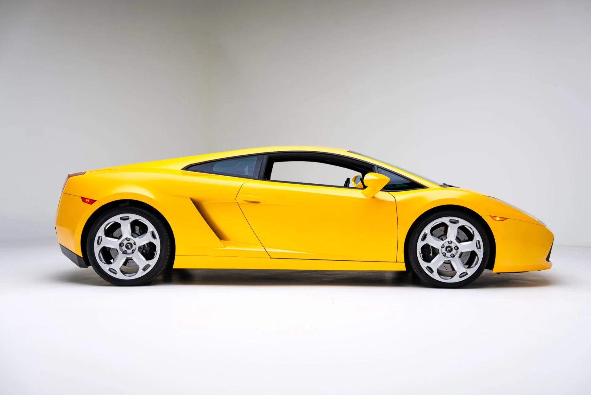 mph002_2222707430_Used_2004_Lamborghini_Gallardo_1769620363_43e5c67968