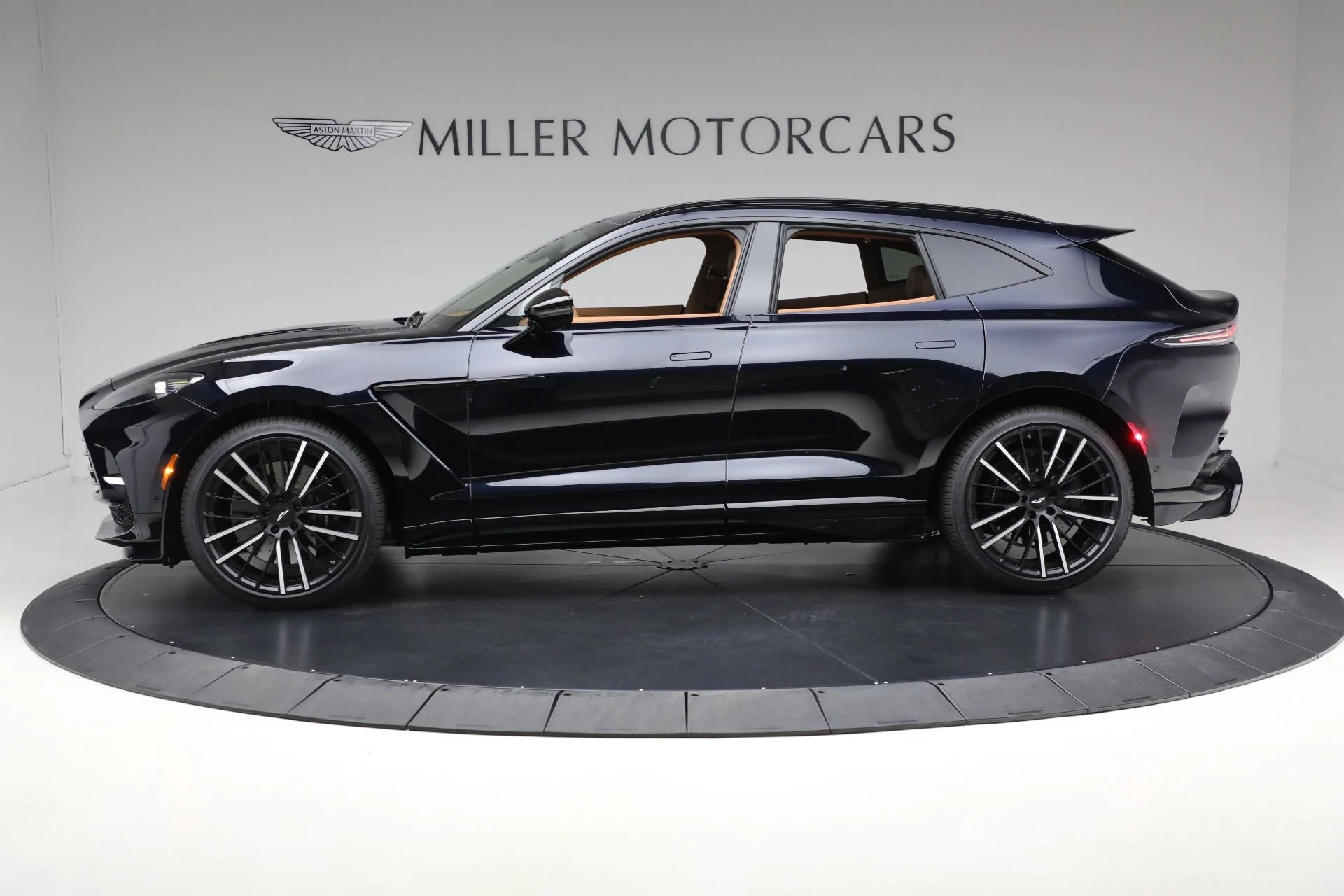 mph002_2239187230_New_2025_Aston_Martin_DBX_707_068b5d6703