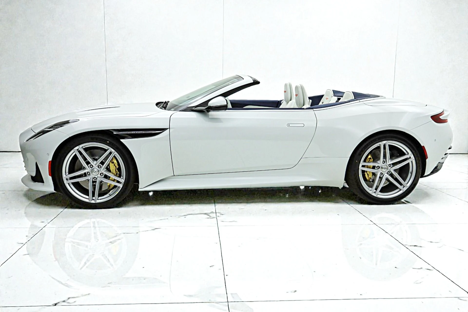 mph002_230173833_Used_2026_Aston_Martin_DB_12_Volante_69b6aeb3f1