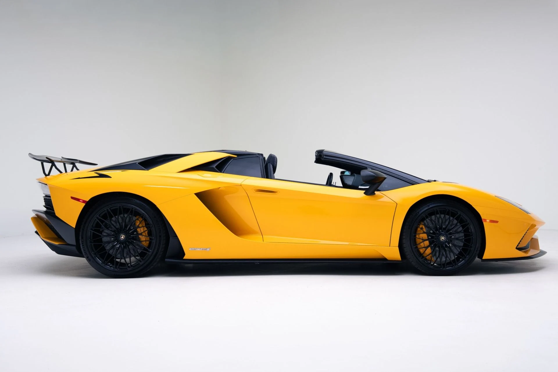 mph002_2311865840_Used_2018_Lamborghini_Aventador_Roadster_LP_740_4_S_1767990844_3a8eb63f63