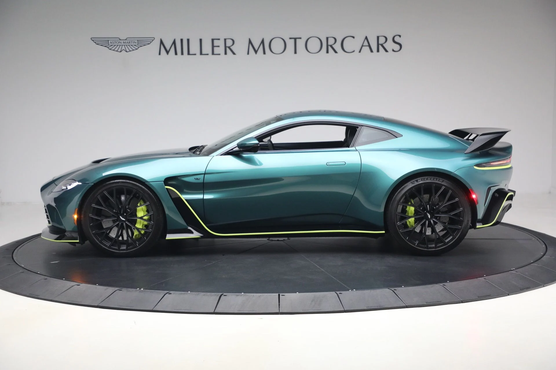 mph002_2335456553_Used_2023_Aston_Martin_Vantage_V12_1777723504_a0f481b821