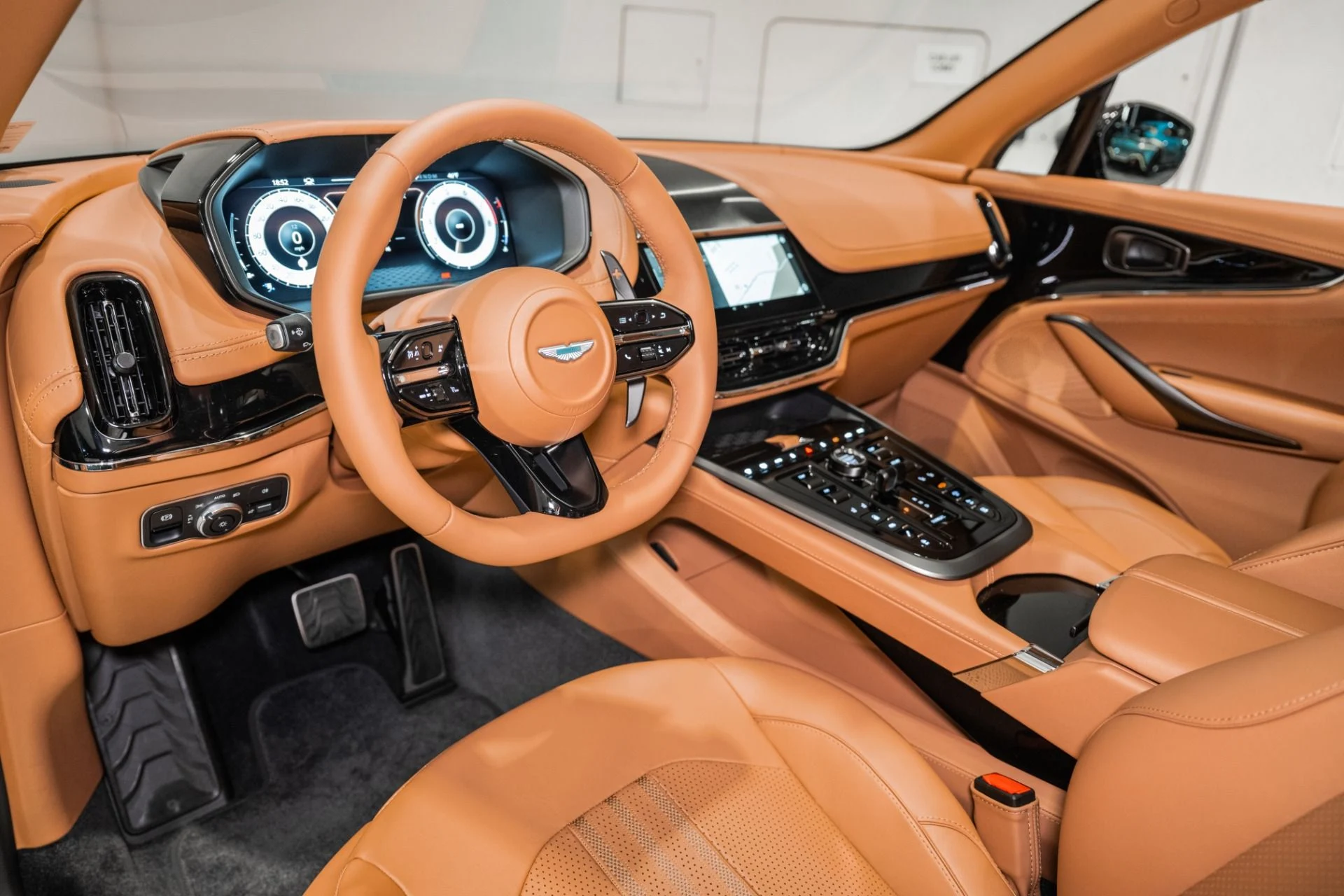 mph002_2348244762_New_2026_Aston_Martin_DBX_707_1765214112_d3ccc9da9f