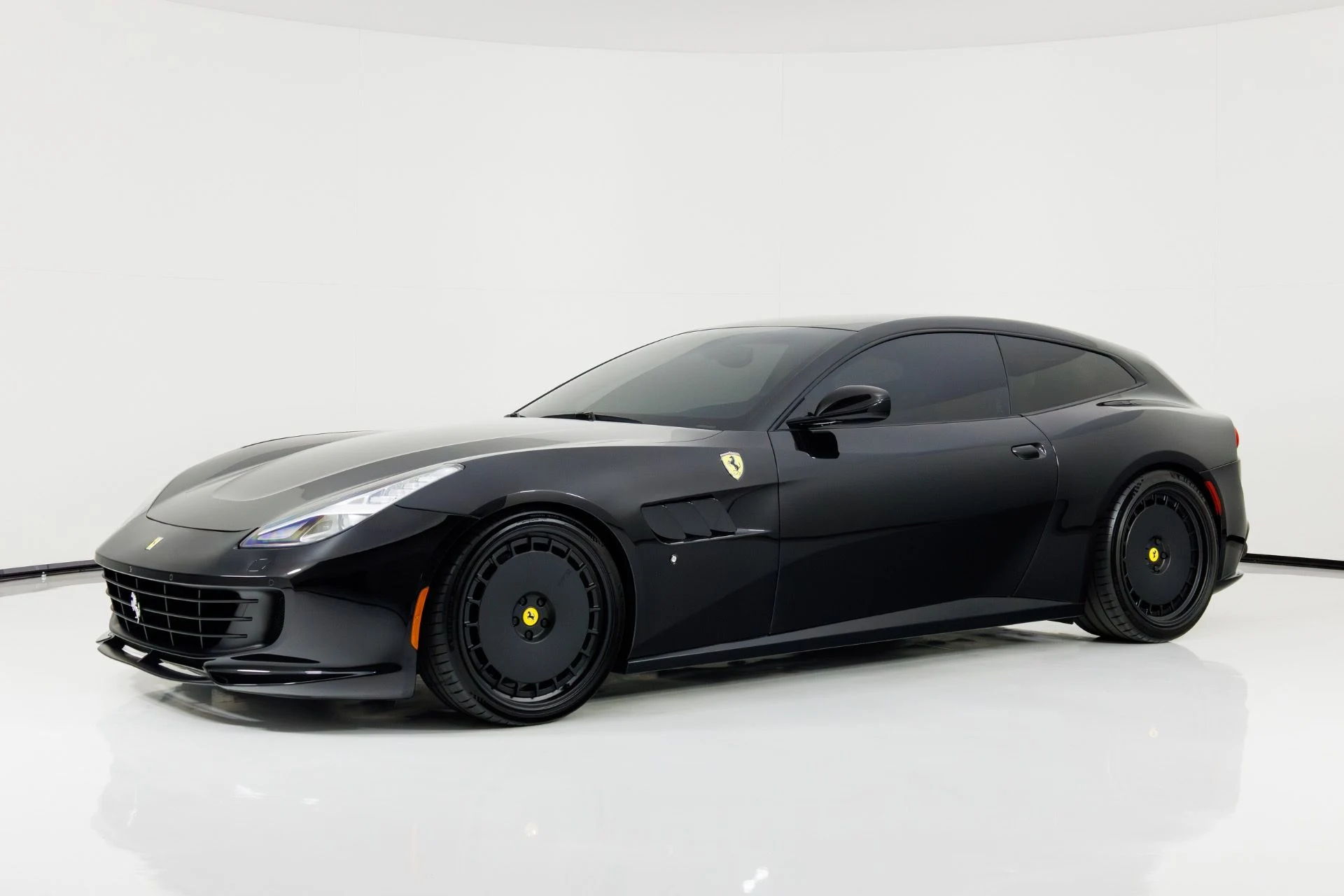 mph002_2356075702_Used_2018_Ferrari_GTC_4_Lusso_1771866168_d5d034fd3c