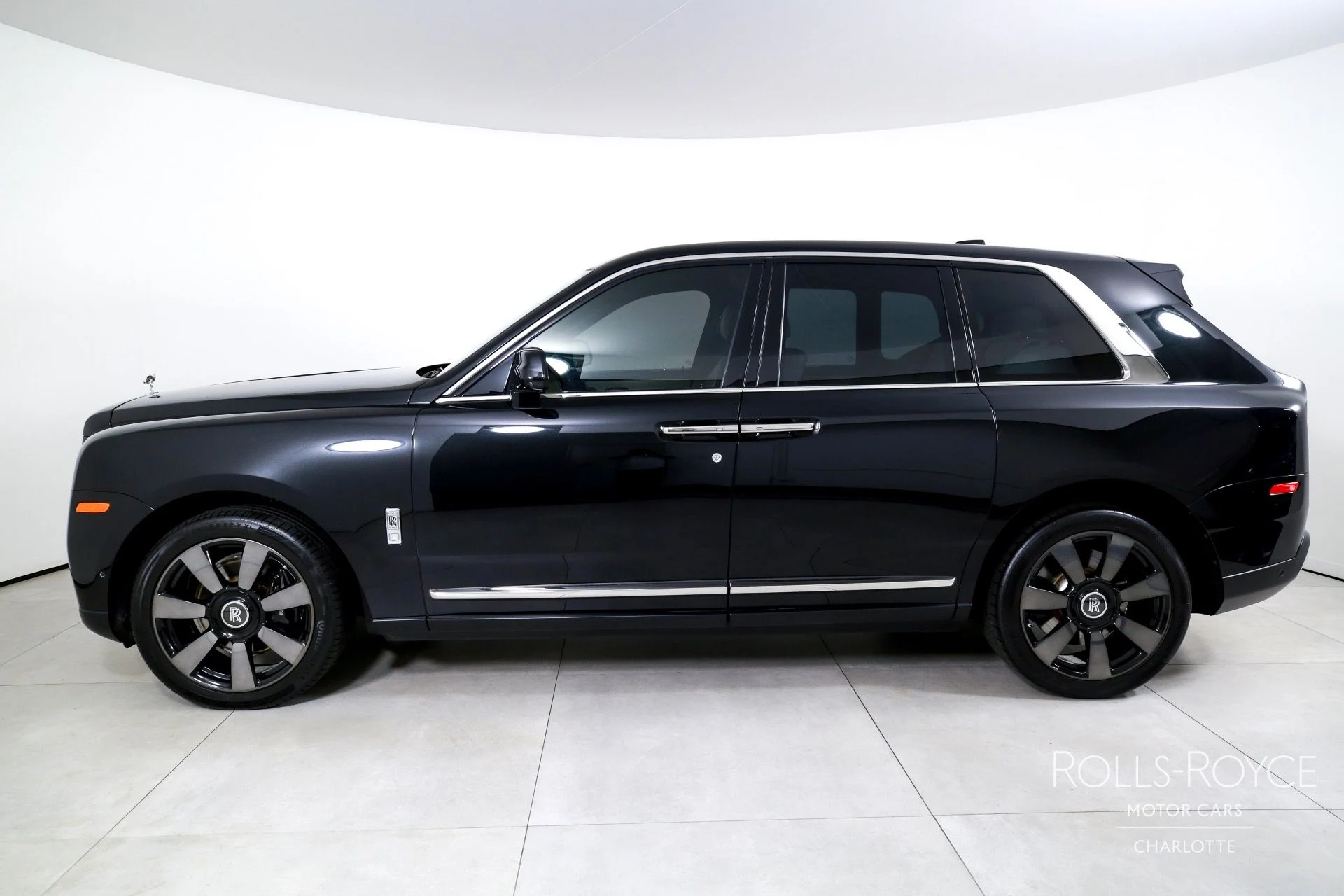 mph002_2402028323_Used_2019_Rolls_Royce_Cullinan_1754411729_b40b10c7b8