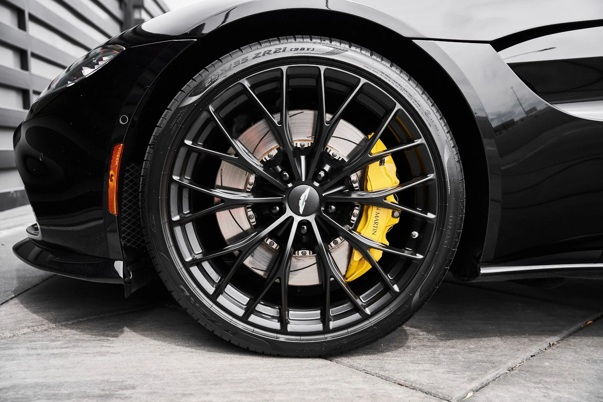 mph002_2419578082_Used_2023_Aston_Martin_Vantage_1775333280_d95cfd962e