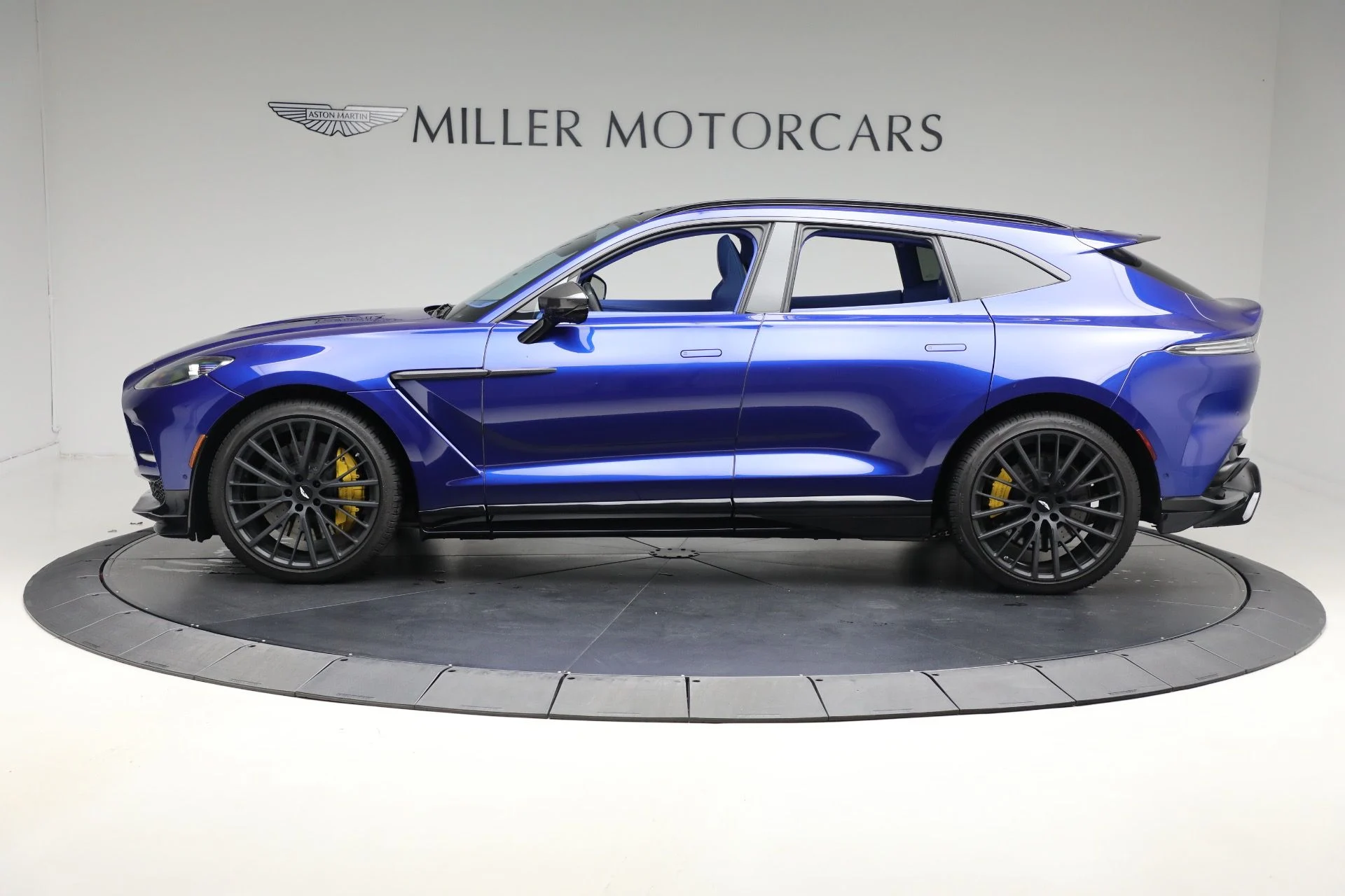 mph002_2440765280_Used_2024_Aston_Martin_DBX_707_1761409470_b0a0eebd40