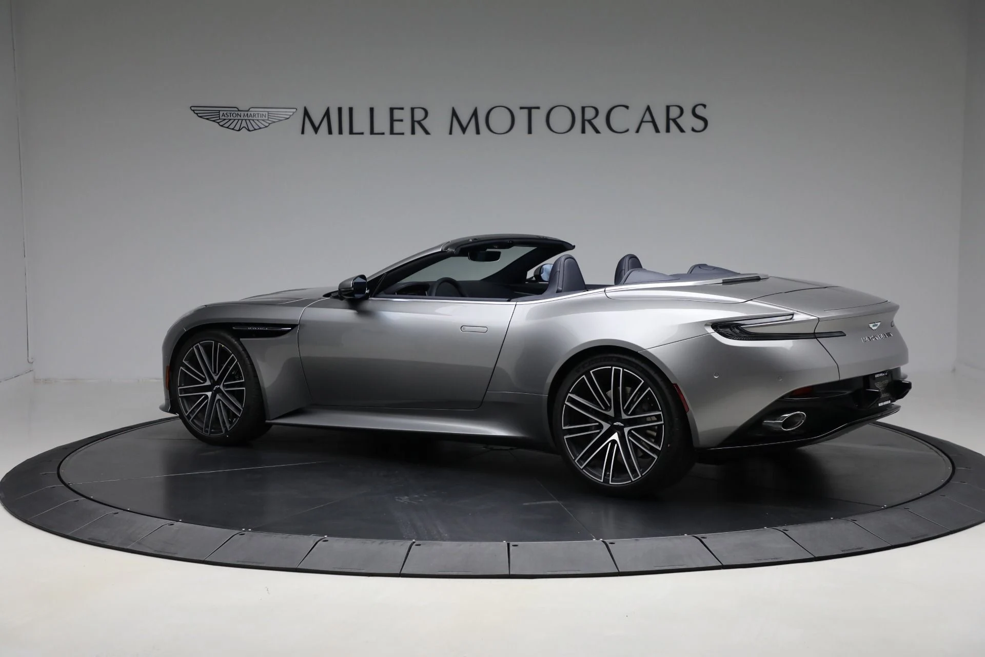 mph002_2456666283_New_2025_Aston_Martin_DB_12_Volante_33faeee10f
