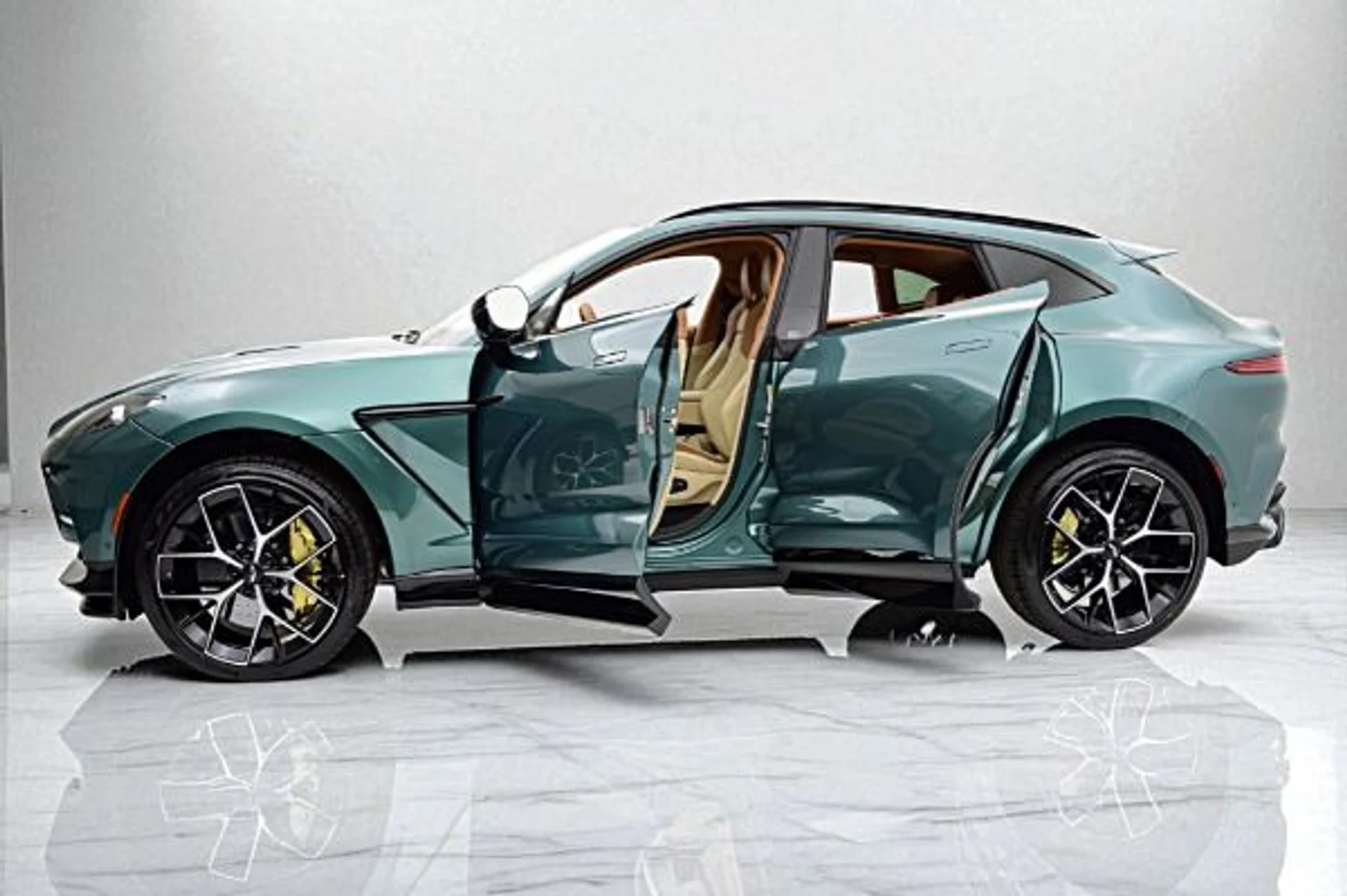 mph002_2459096846_New_2025_Aston_Martin_DBX_707_79e9fbcade