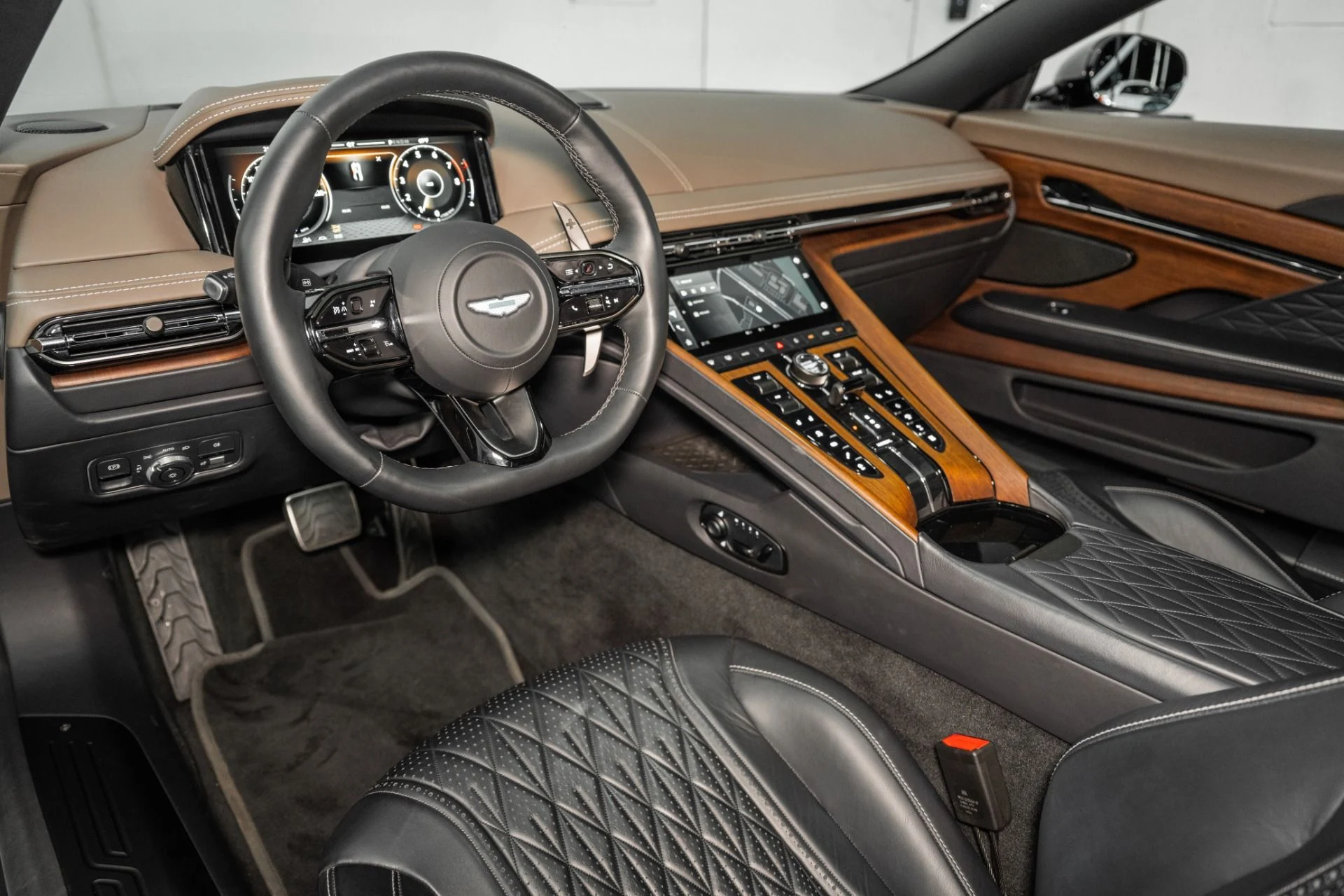 mph002_2483059926_New_2024_Aston_Martin_DB_12_V8_1761150102_e49e9d2c9e