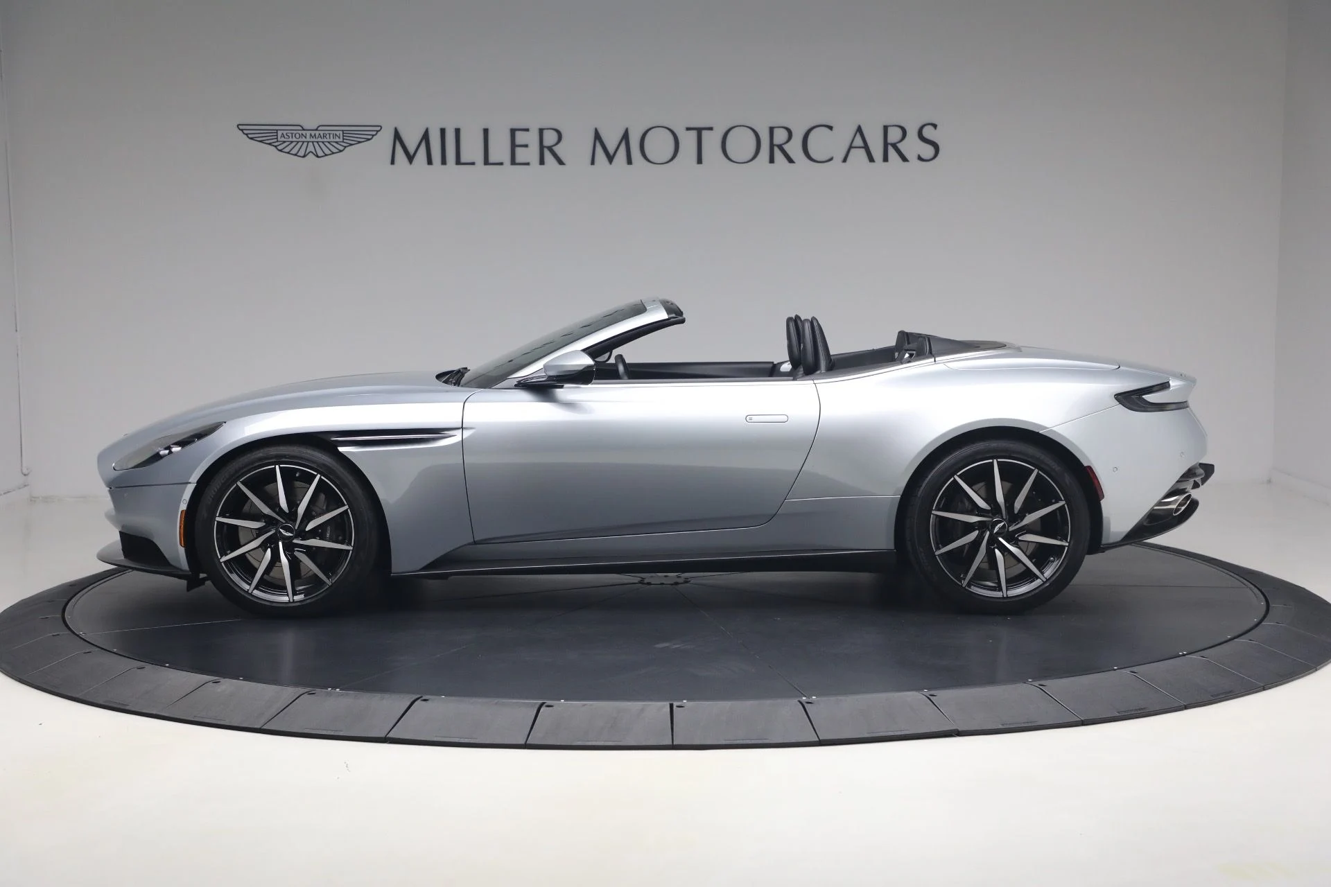 mph002_2486073582_Used_2019_Aston_Martin_DB_11_Volante_1781362219_28c2a05a3a