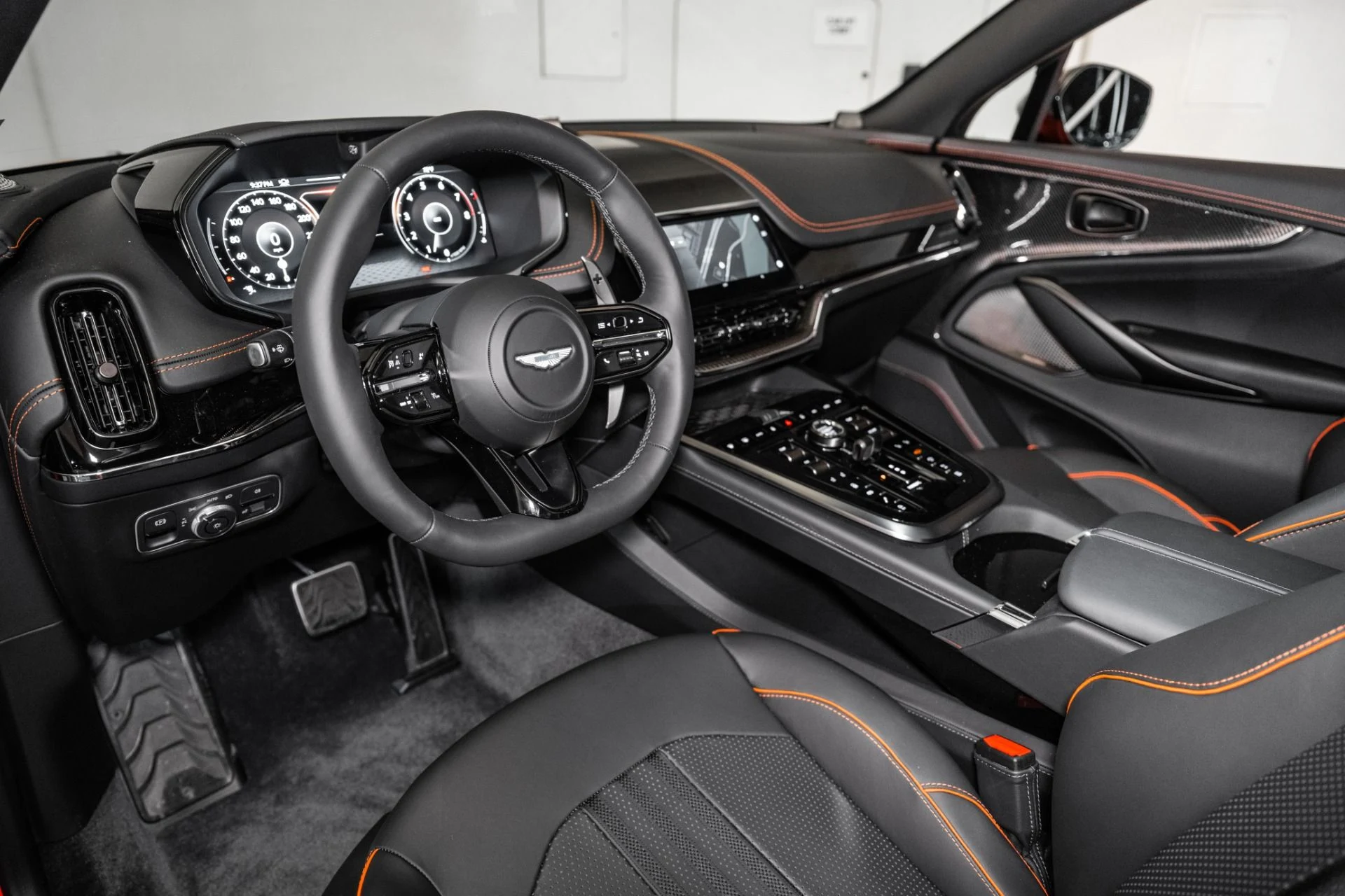 mph002_2494194583_Used_2025_Aston_Martin_DBX_707_1748959342_8c139ff663