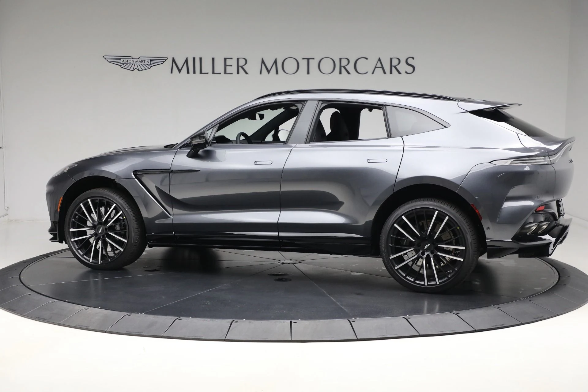 mph002_2520139468_New_2025_Aston_Martin_DBX_707_707_47da932459