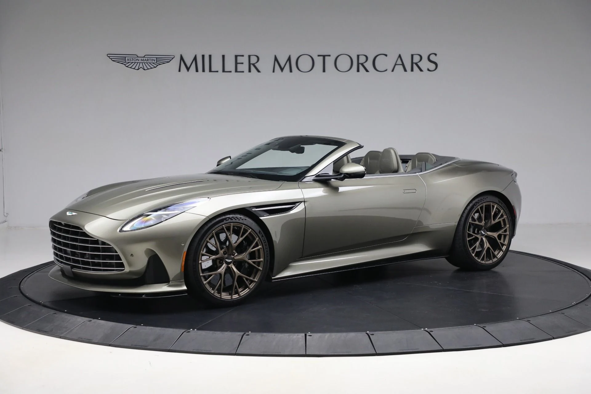 mph002_2537415616_New_2024_Aston_Martin_DB_12_Volante_3b1a8a65b1
