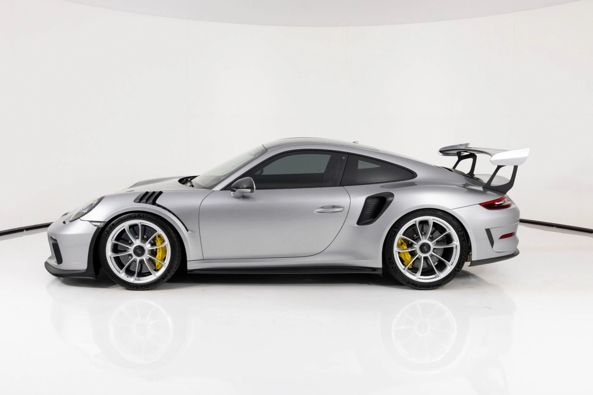 mph002_2540947066_Used_2019_Porsche_911_GT_3_RS_1761084281_470a11e7bd