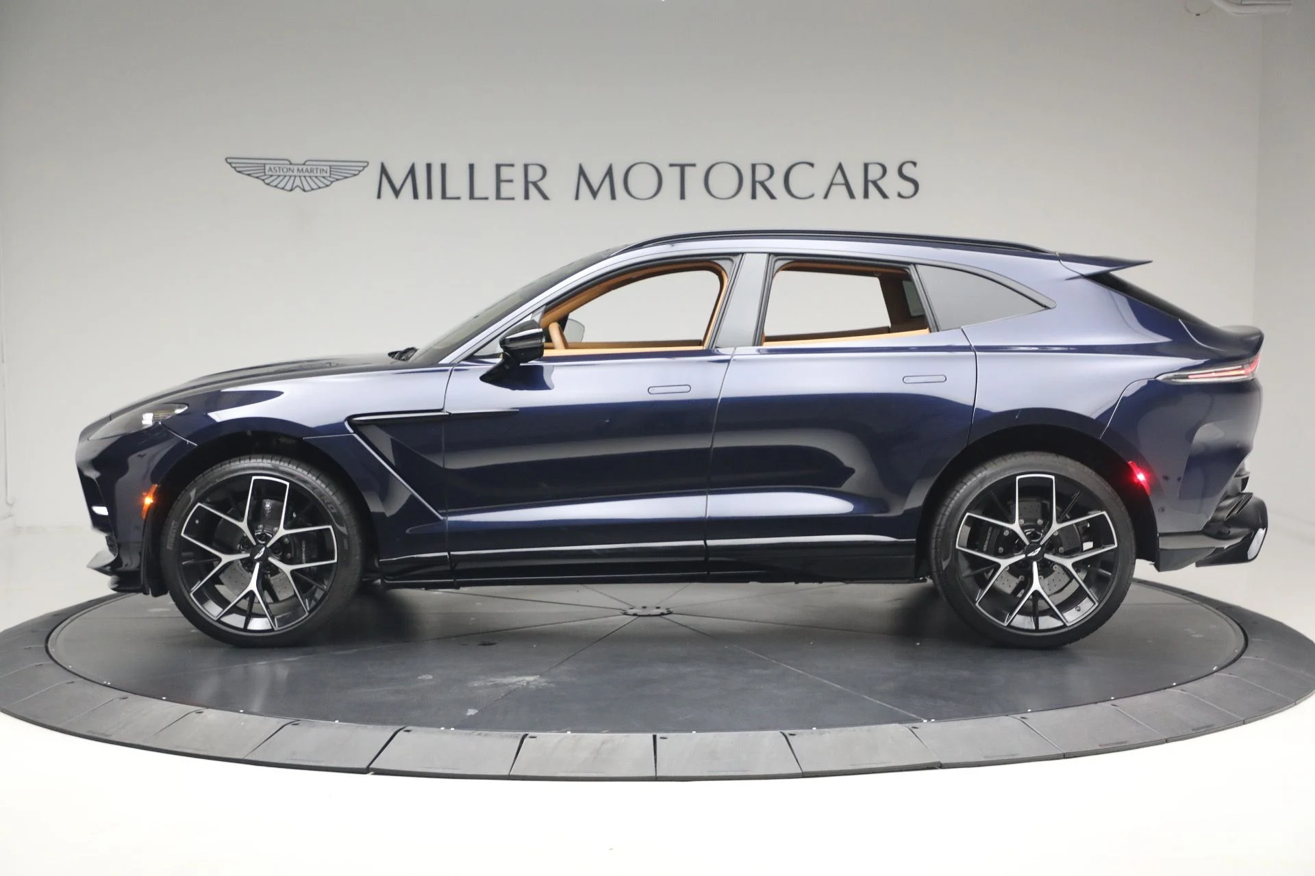 mph002_2549190855_Used_2026_Aston_Martin_DBX_707_1780937341_dd9a771023