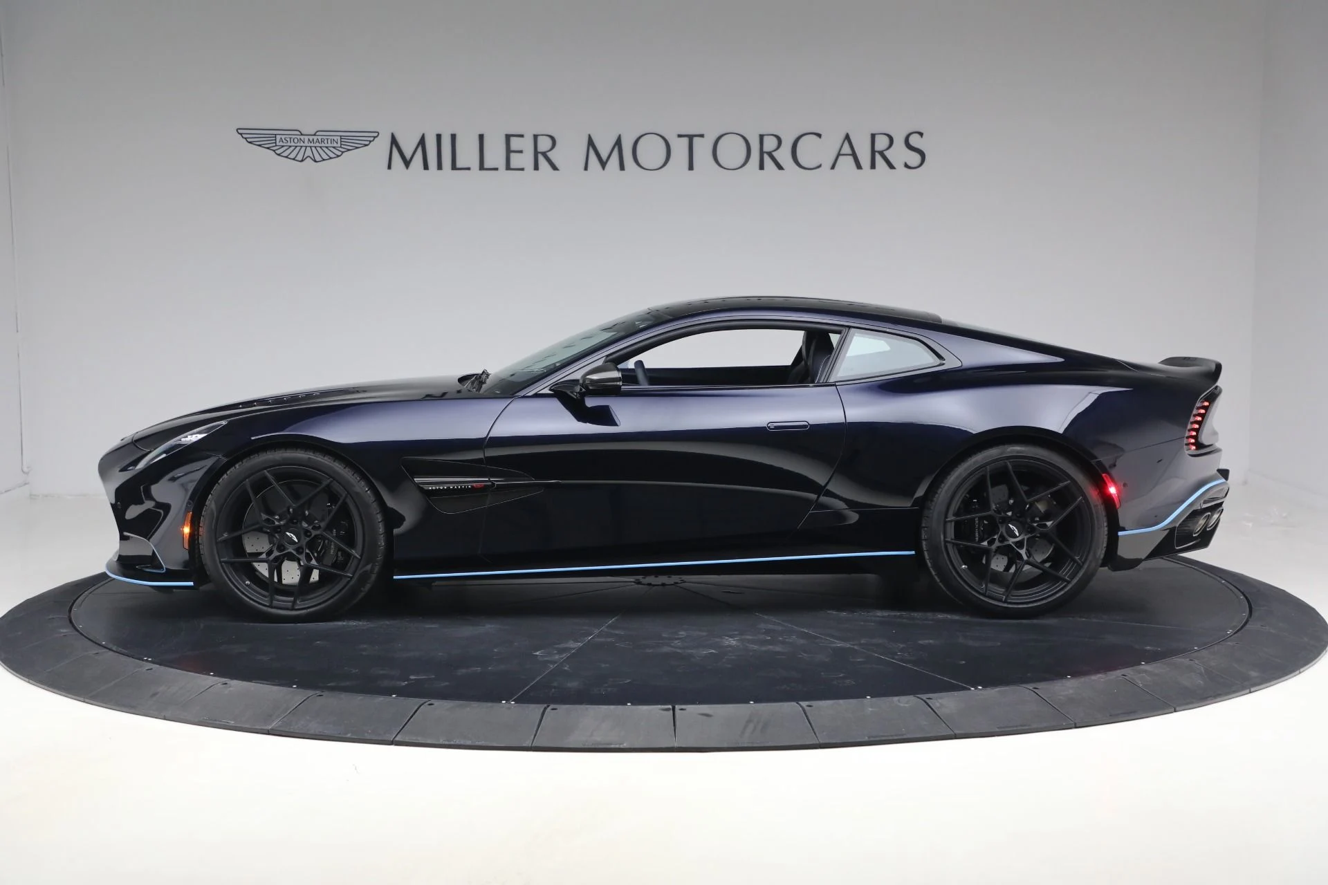 mph002_2565340084_Used_2025_Aston_Martin_Vanquish_1771024271_be4f388b0b