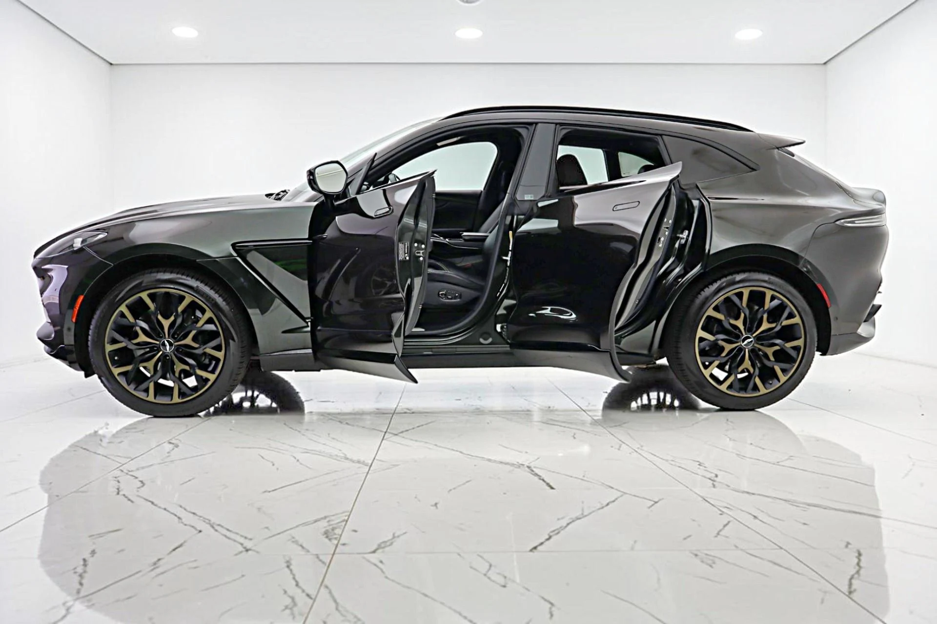 mph002_2566427460_Used_2021_Aston_Martin_DBX_77873df509