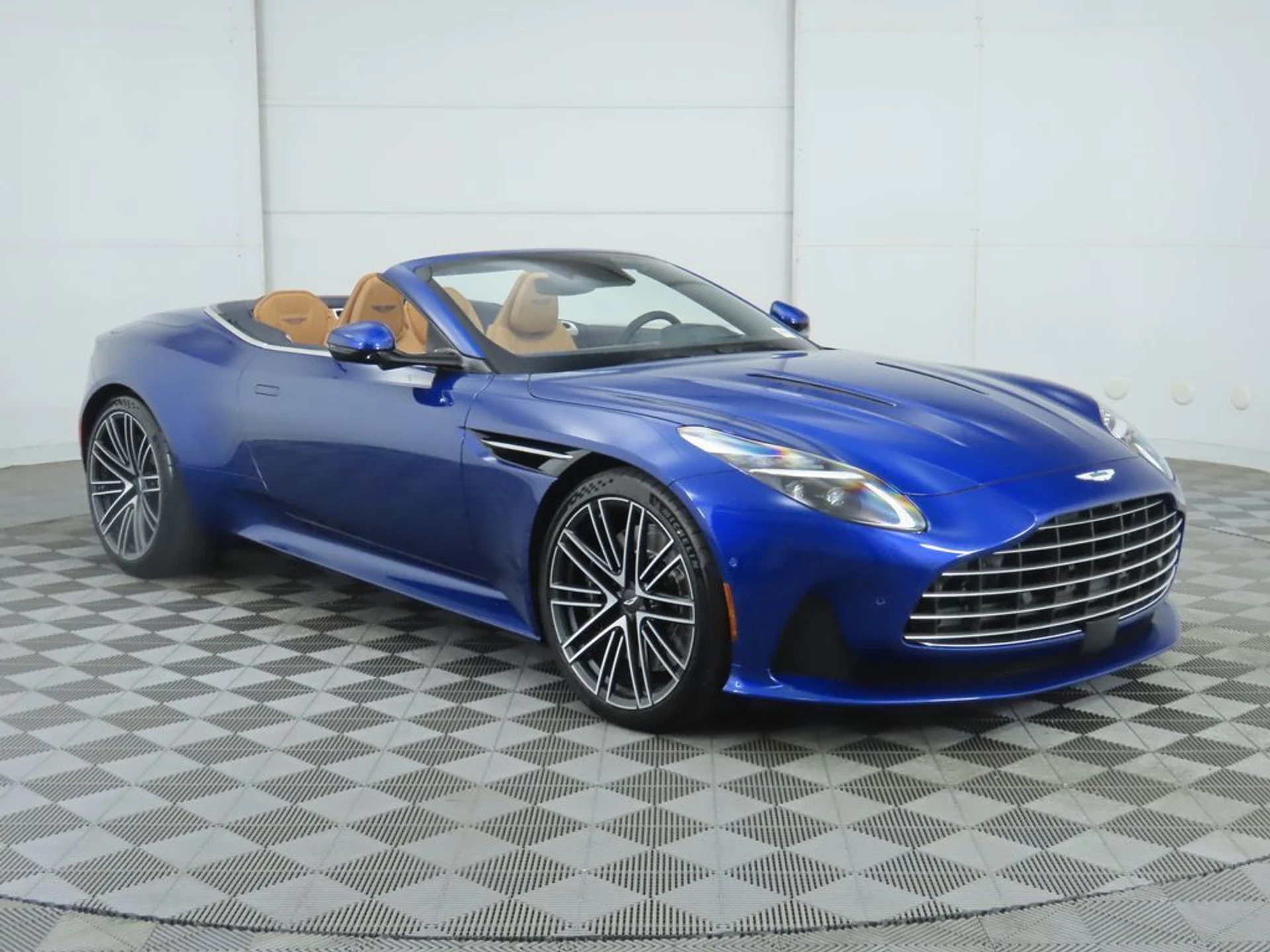 mph002_256969593_used_2026_aston_martin_db12_volante_8119_23037586_3_1024_54c63c0eb2