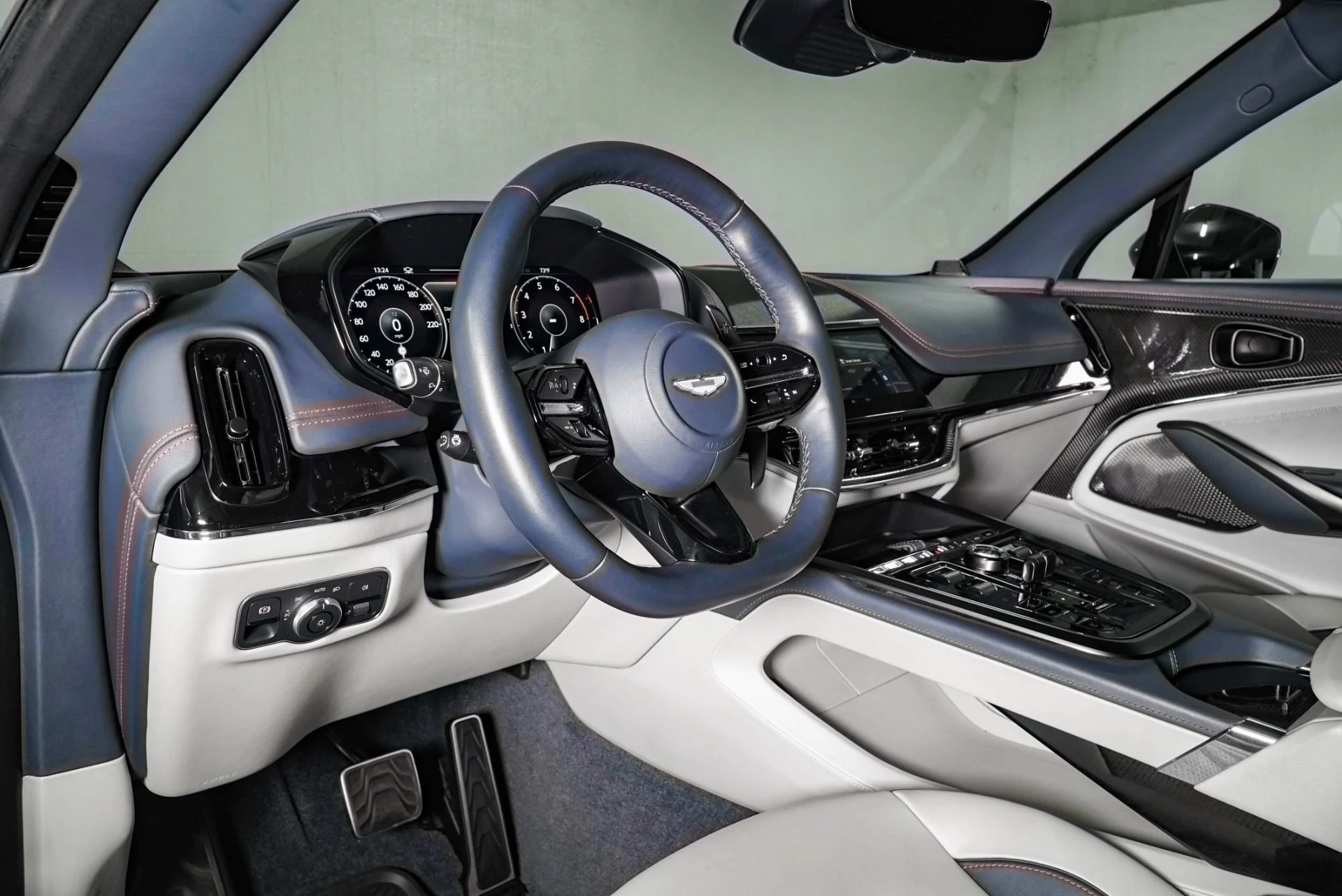 mph002_2569788531_Used_2025_Aston_Martin_DBX_707_1792739128_3b19b3677e