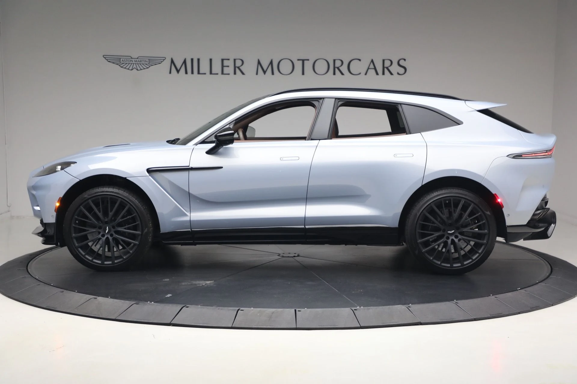 mph002_2583849421_Used_2026_Aston_Martin_DBX_707_1780931404_36ed50e20d