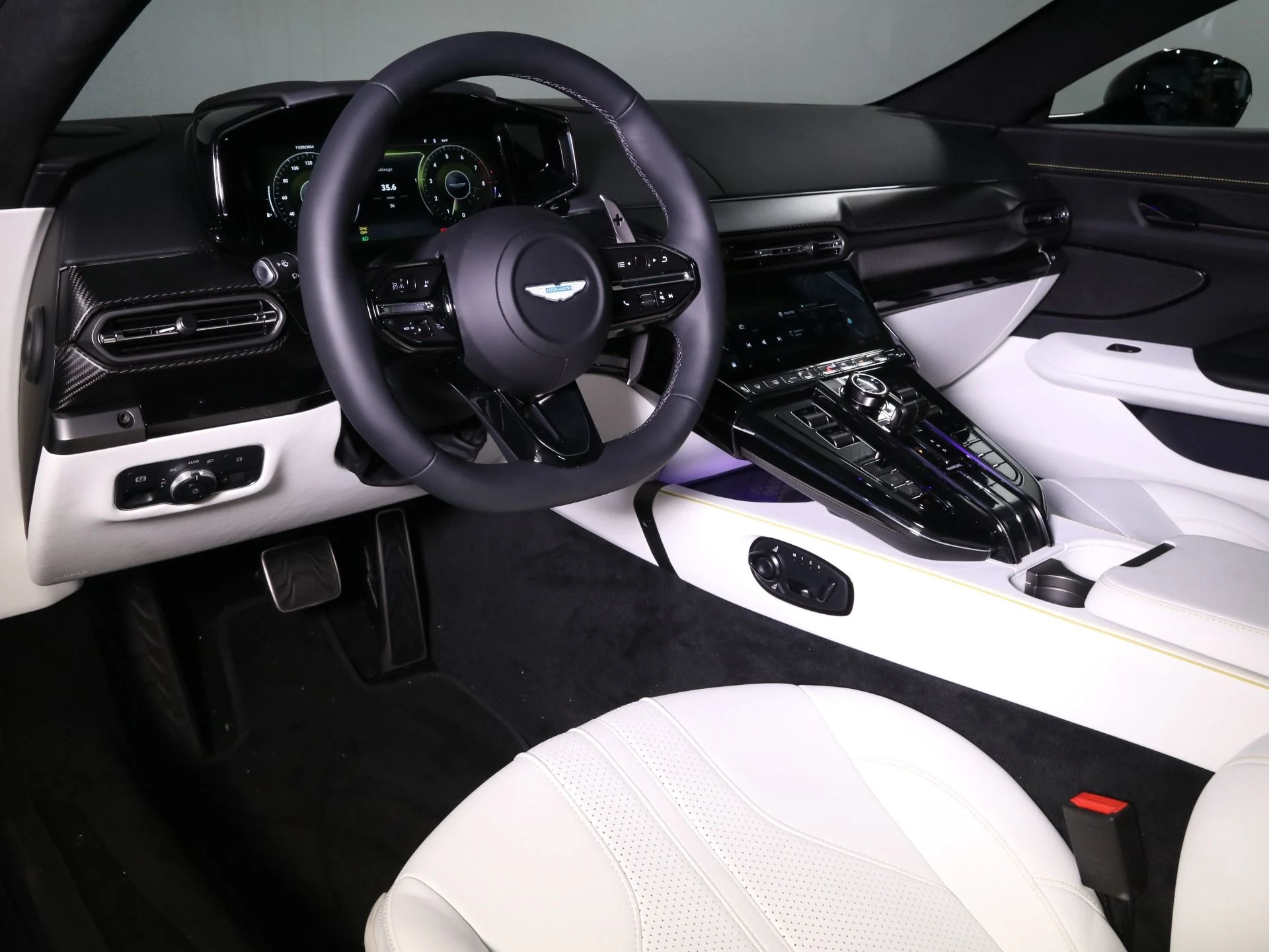 mph002_2592792725_Used_2025_Aston_Martin_Vantage_1742253267_54428ce5ac