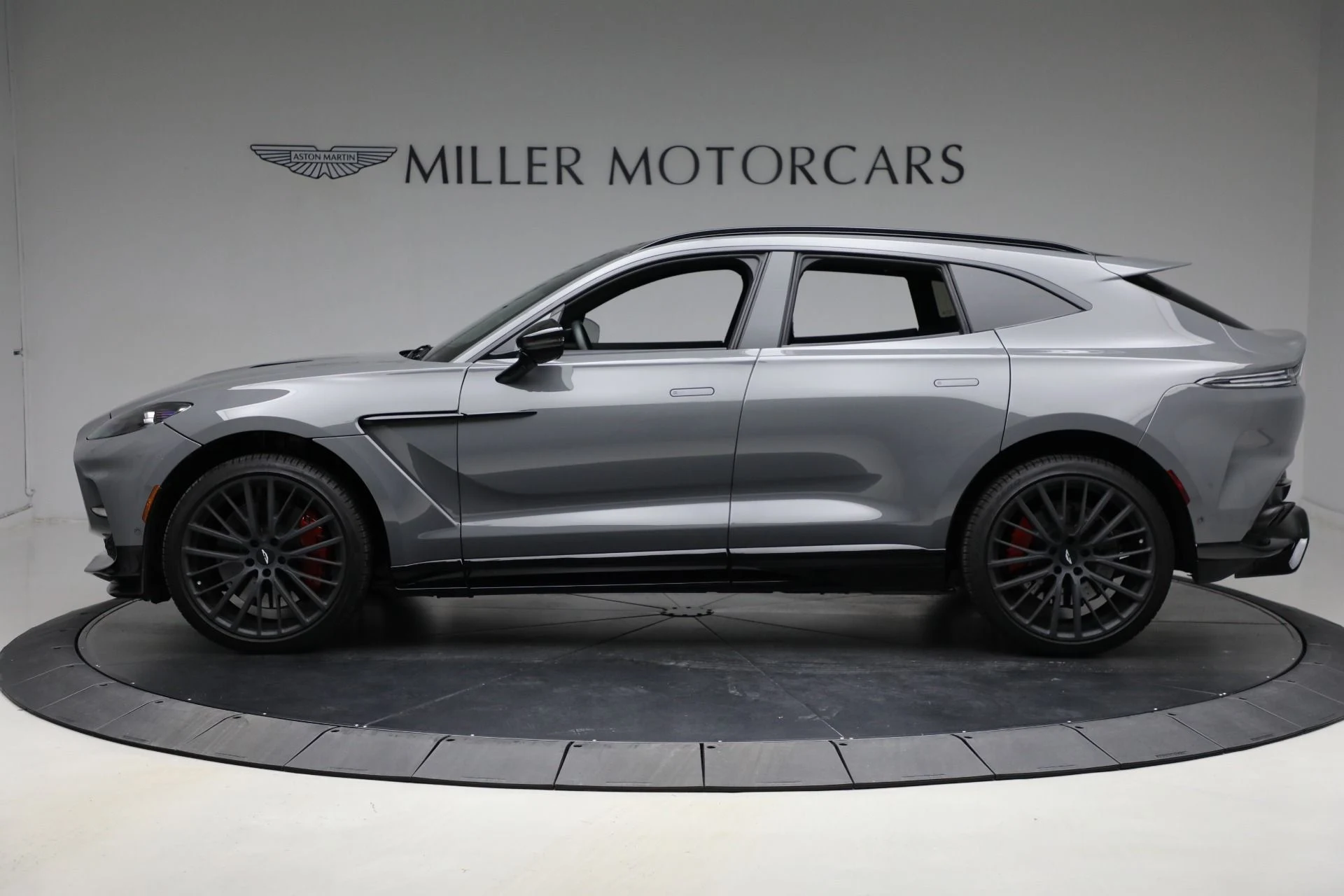 mph002_2615893975_New_2025_Aston_Martin_DBX_707_751617bb60