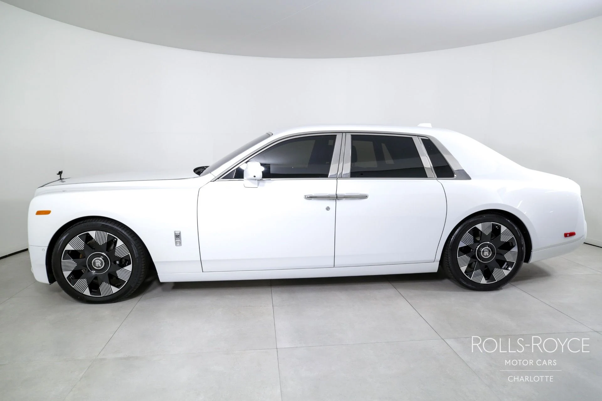 mph002_262047811_Used_2023_Rolls_Royce_Phantom_1726254604_458220caf3