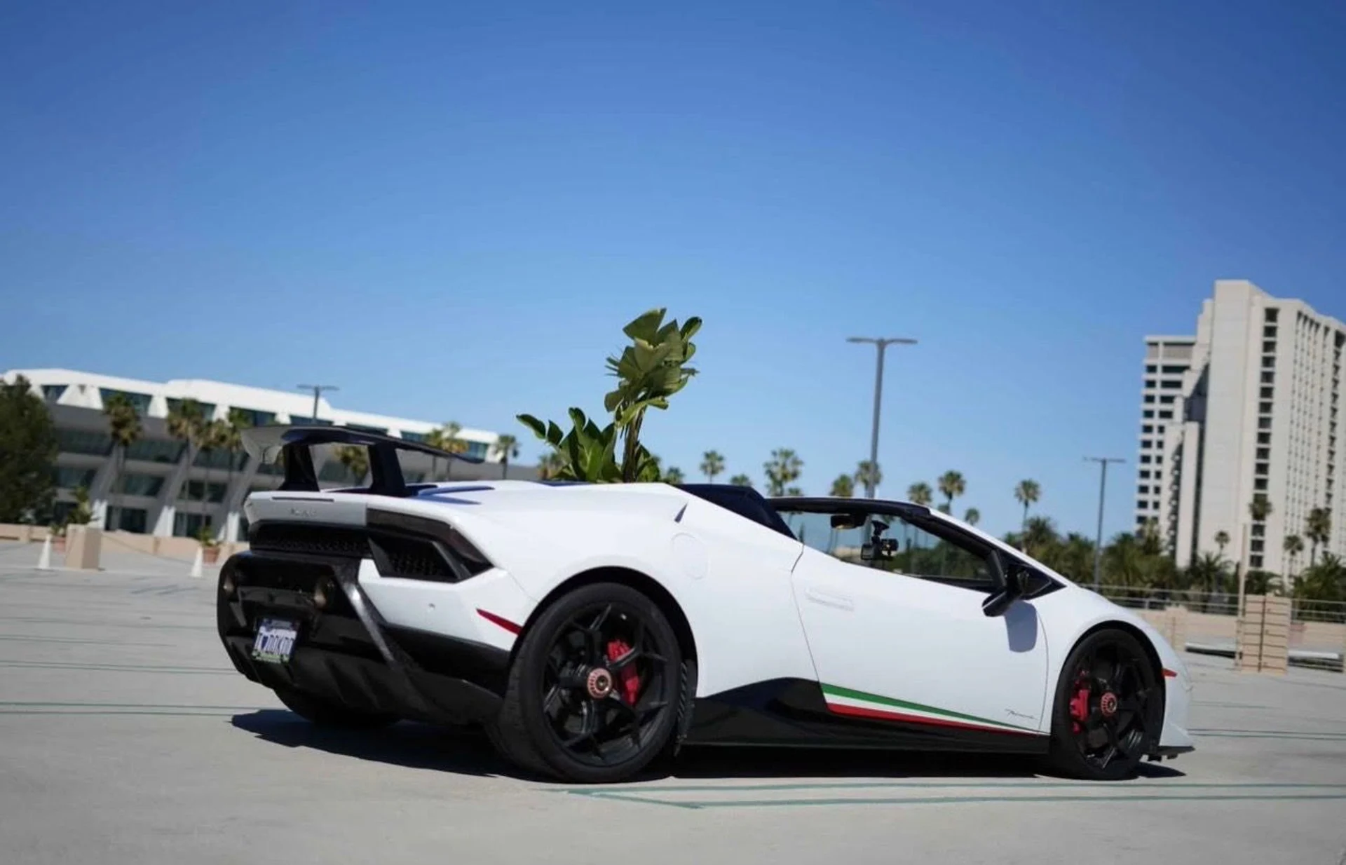 mph002_2635883327_Used_2018_Lamborghini_Huracan_LP_640_4_Performante_Spyder_1776111555_94bac22ed3