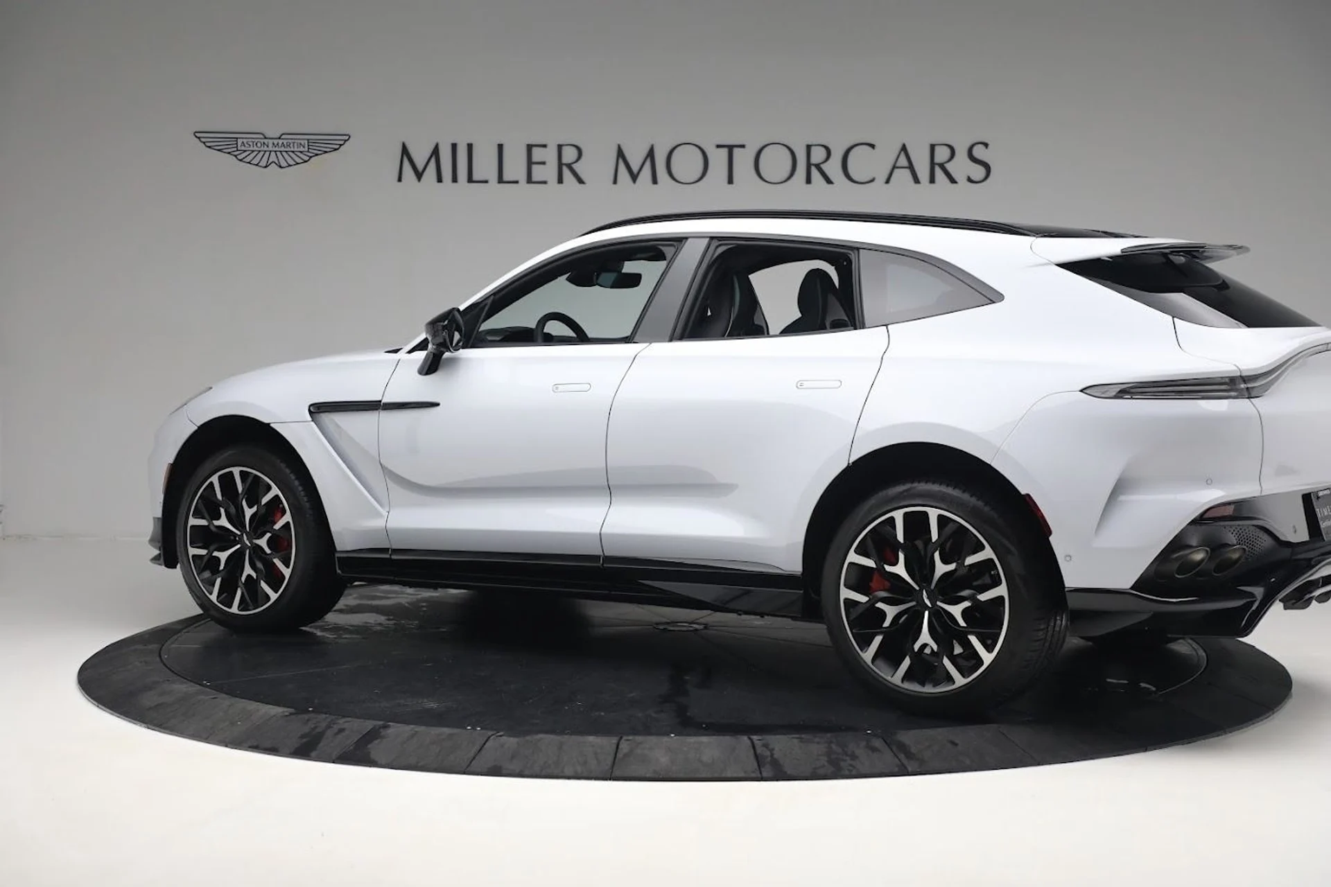 mph002_2659137226_Used_2023_Aston_Martin_DBX_707_b8a89e3e3f