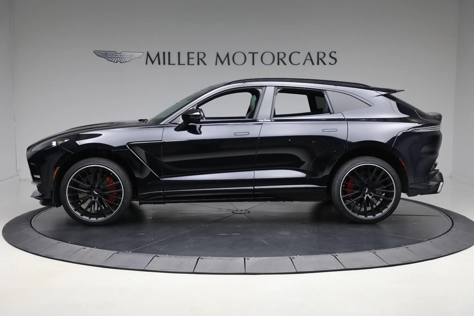 mph002_2676386377_Used_2023_Aston_Martin_DBX_707_adff230a2a