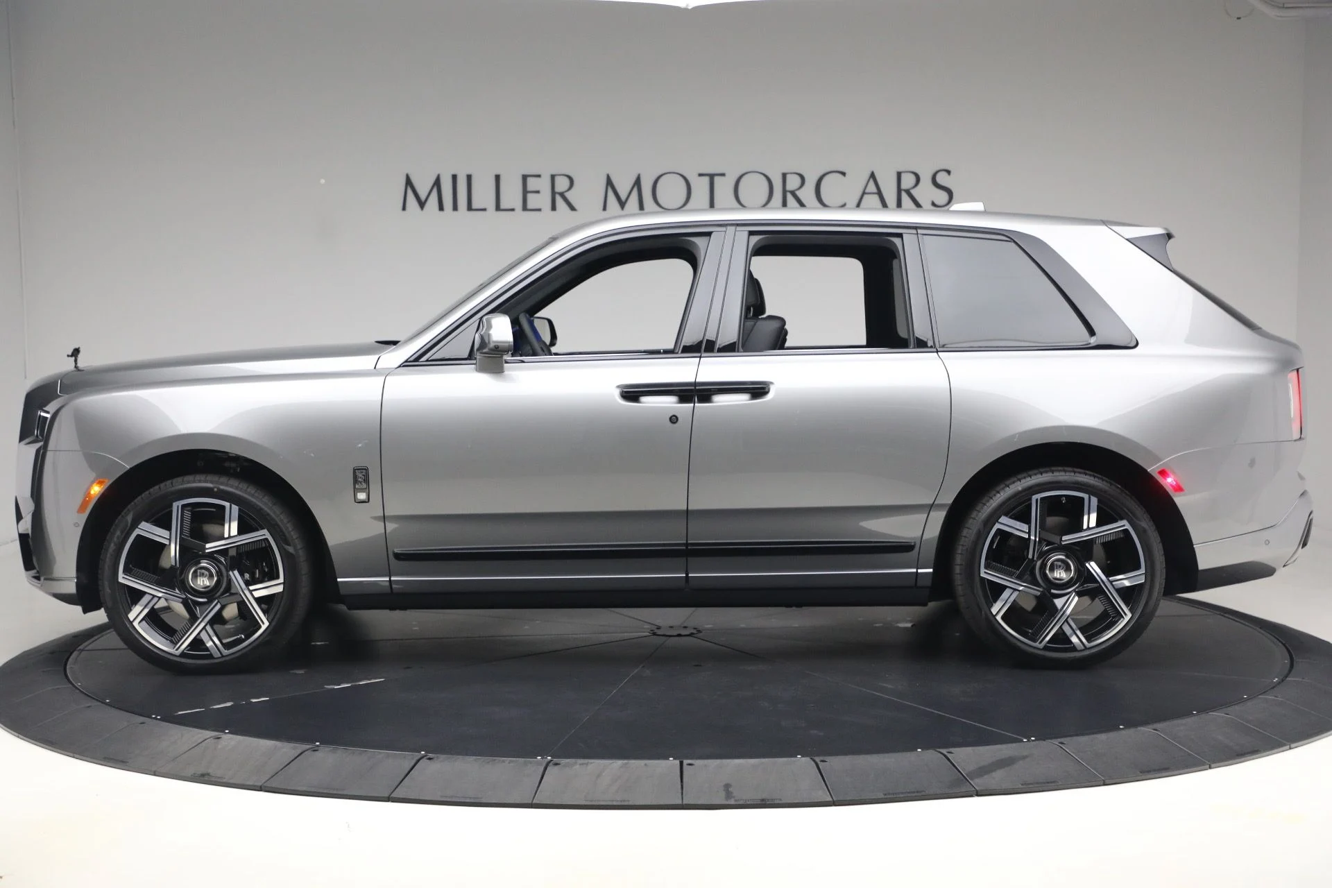 mph002_2693355783_New_2027_Rolls_Royce_Black_Badge_Cullinan_f0fb90e79c