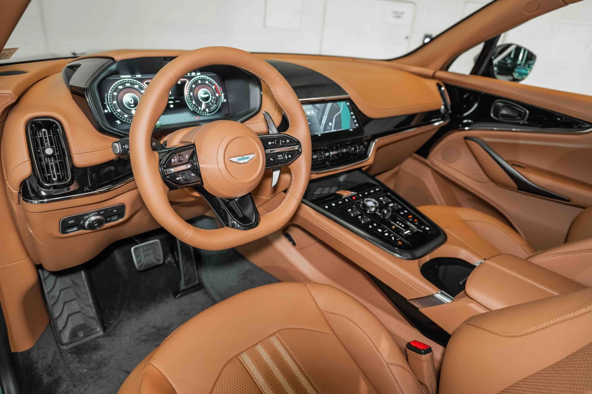 mph002_275130977_Used_2025_Aston_Martin_DBX_707_1730812755_0af7d076ec