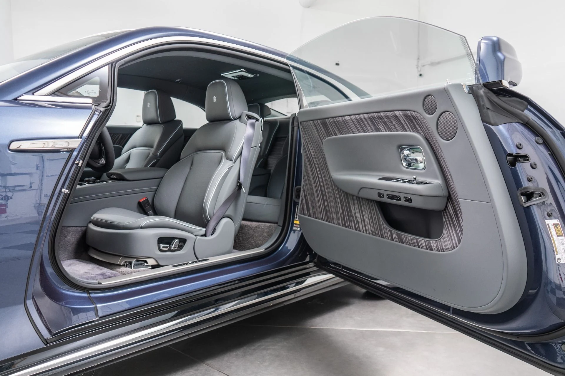 mph002_2773738570_Used_2025_Rolls_Royce_Spectre_1787262517_758e4f49bd