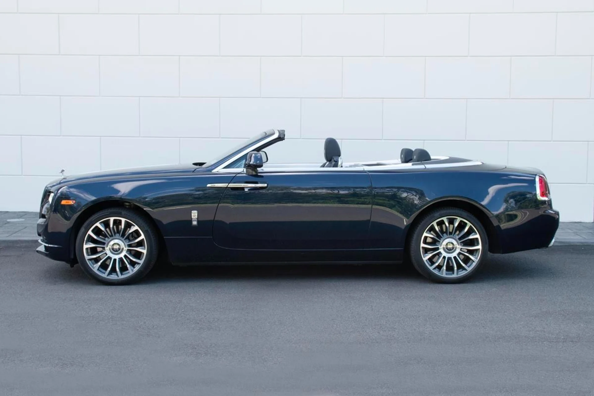 mph002_278862540_Used_2018_Rolls_Royce_Dawn_1724424389_b664625ddf