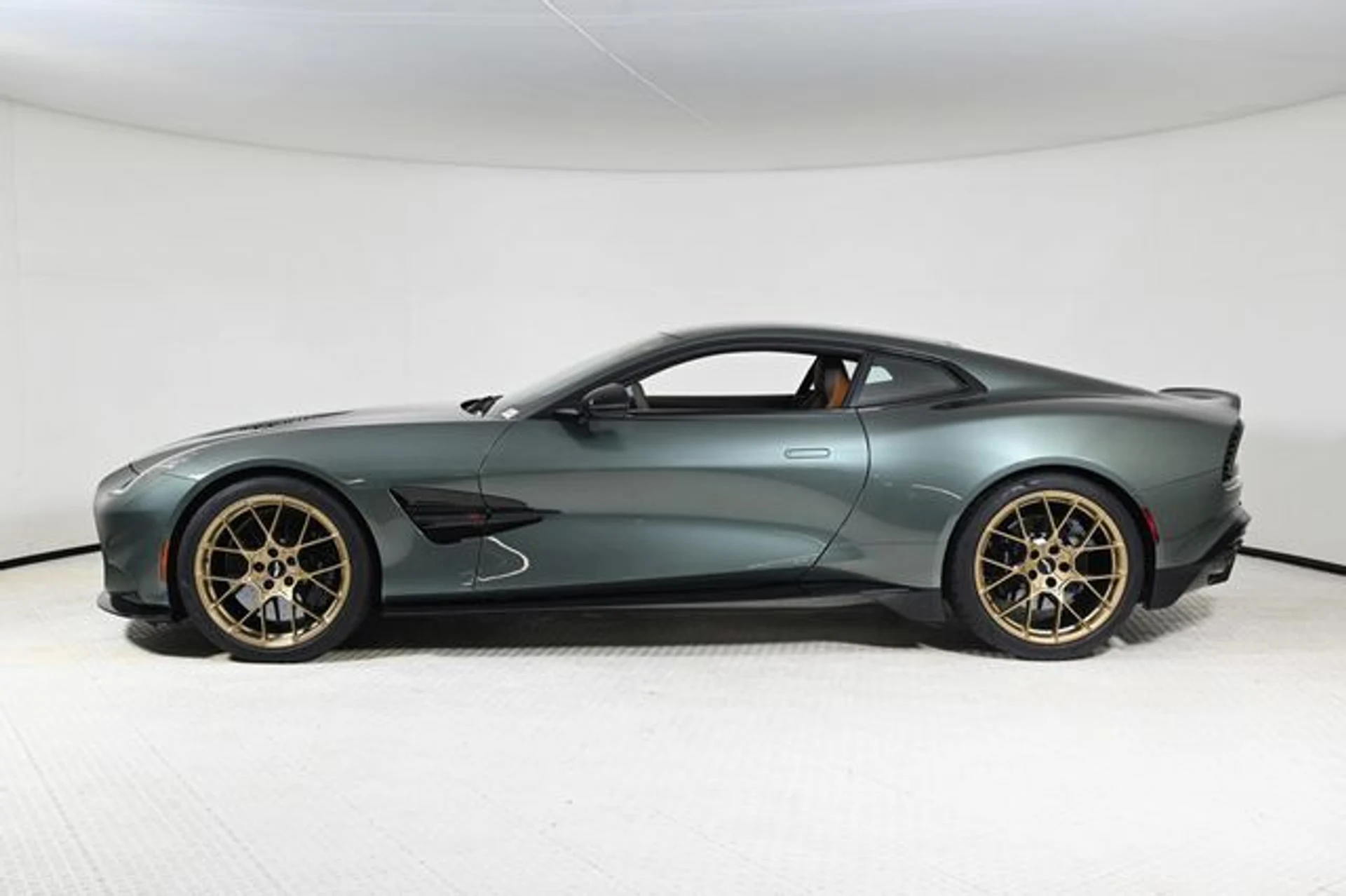 mph002_2795134102_new_2025_aston_martin_vanquish_coupe_11350_22897480_2_640_61b9d3b0ee