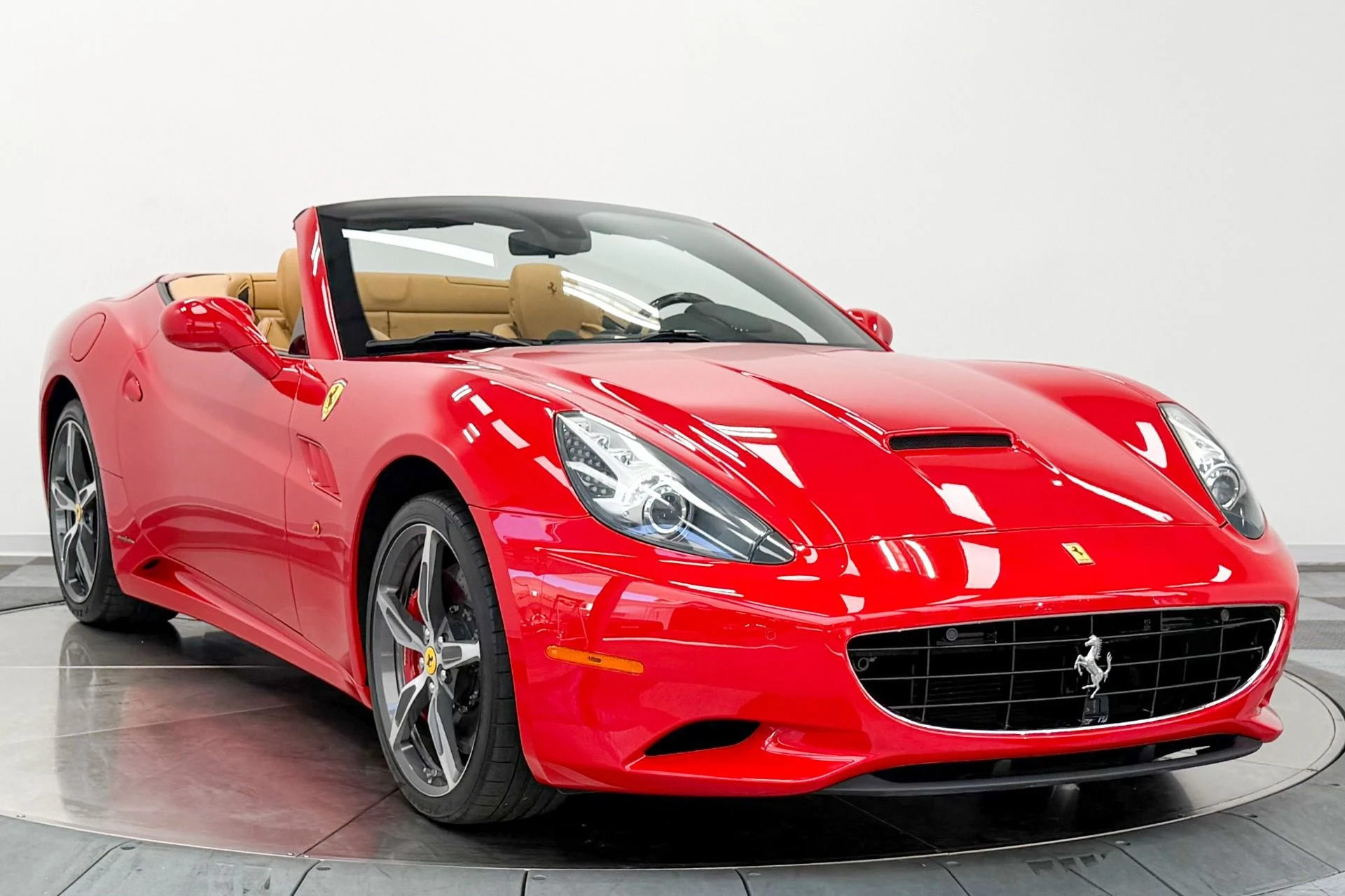 mph002_2796297182_Used_2014_Ferrari_California_Daytona_Seats_490_Horsepower_Carbon_Fiber_Steering_Wheel_w_LE_Ds_1783362230_1e97ddc24e