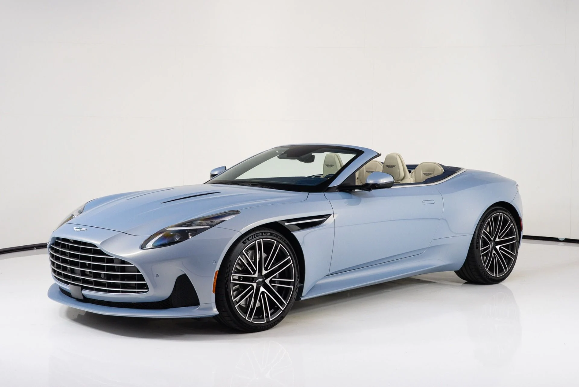 mph002_2809184969_Used_2025_Aston_Martin_DB_12_Volante_1782762176_d07b231b7d