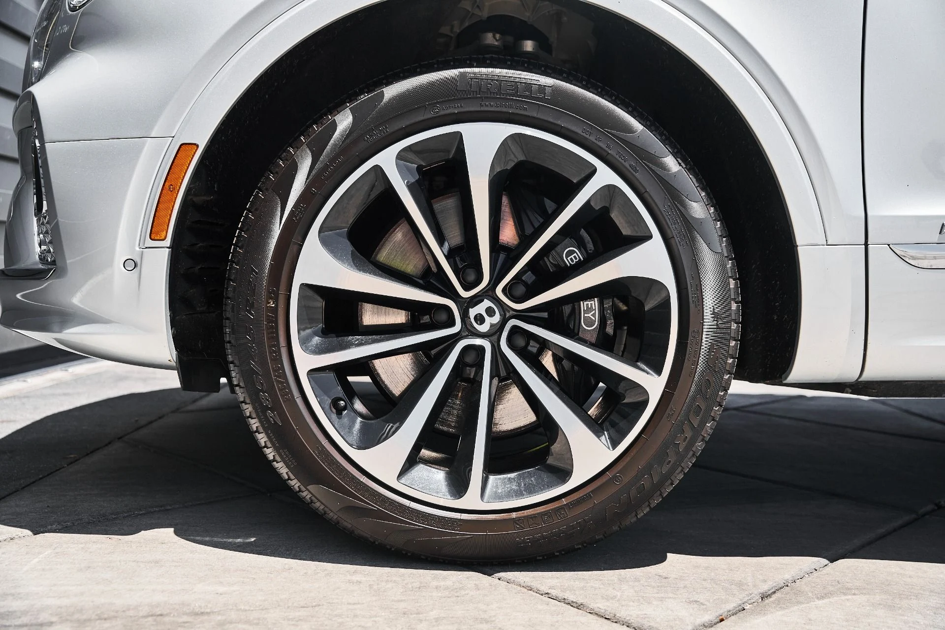 mph002_2861496752_Used_2021_Bentley_Bentayga_V8_1781574911_e269e76a30