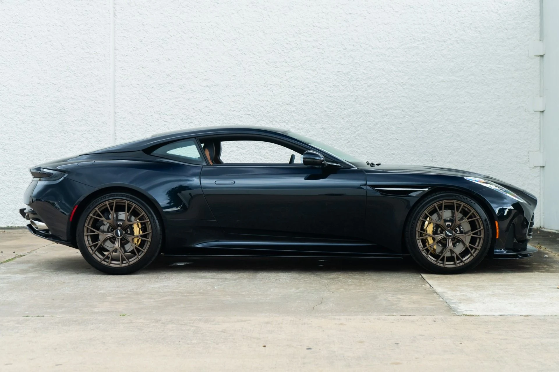 mph002_2872899202_Used_2024_Aston_Martin_DB_12_V8_1780518223_3a0de7220c